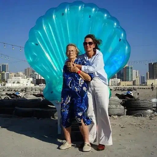 Thank you @photosalachair @sultanate_of_eman and @camillezakharia for your delightfully unexpected setups in Bahrain &mdash; and for capturing this special moment with my mum, shell edition 🐚 

#photoalachair #bahrain #motherdaughter 
#capturedmomen