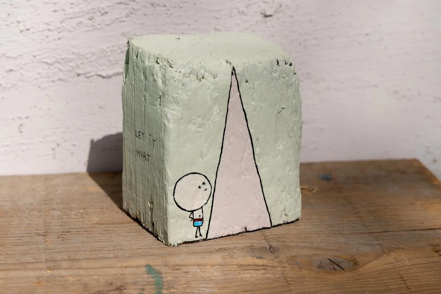 Exploring wood.
The little traveler steps onto a new surface

#paintingonwood #woodart #contemporarypainting #materialexploration #innerjourney spiritualtraveler virginiedreyer