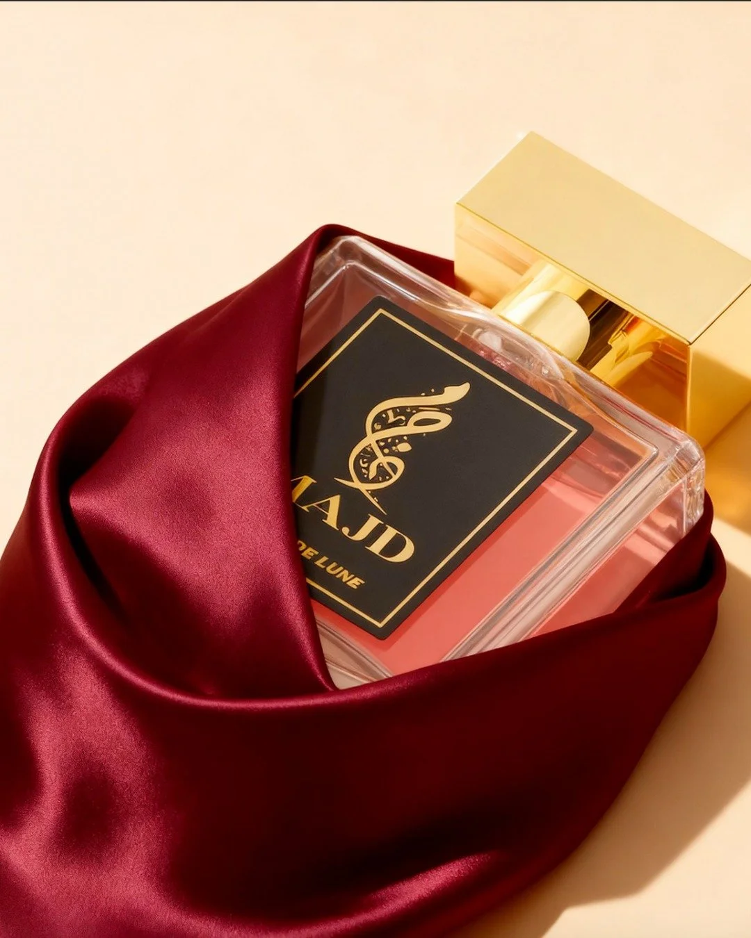 🌙 Fleur de Lune &mdash; wrapped in softness.
A delicate rose kissed by light,
gentle on the skin, unforgettable in the air.
Floral. Feminine. Beautifully calm.
A scent that turns heads without trying &mdash;
when she wears Fleur de Lune, attention f