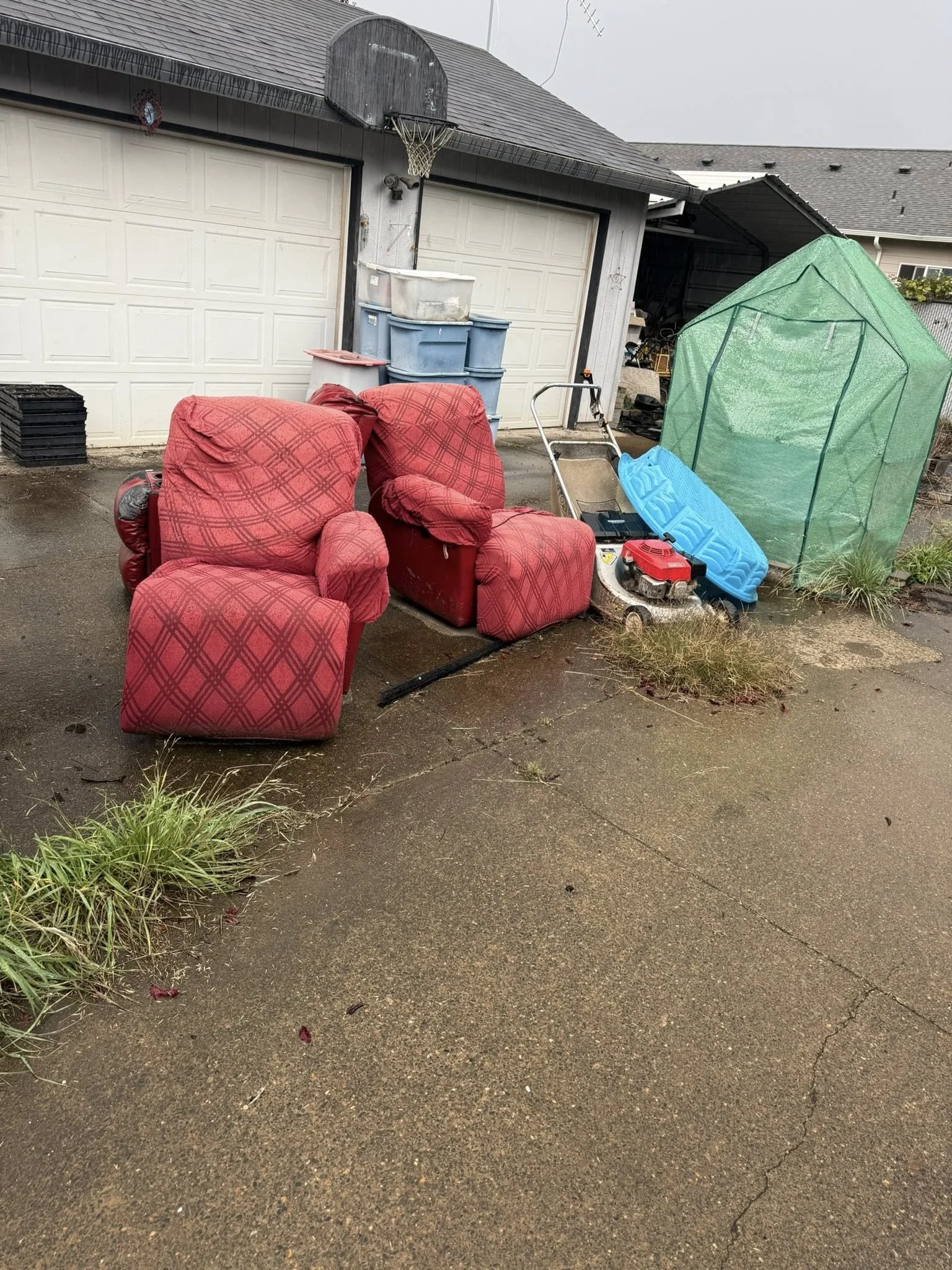 Junk sectional couch McMinnville, OR.