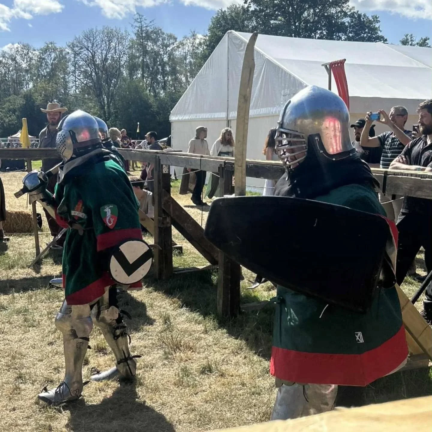 Today we have Kat representing with fellow fighters Jas from Draig and Ailish from @whitecompanymedieval  in a mercenary buhurt team Mer Company 🔥
Kat had won Bronze in her duelling category of Sword and Shield and the ladies are currently through