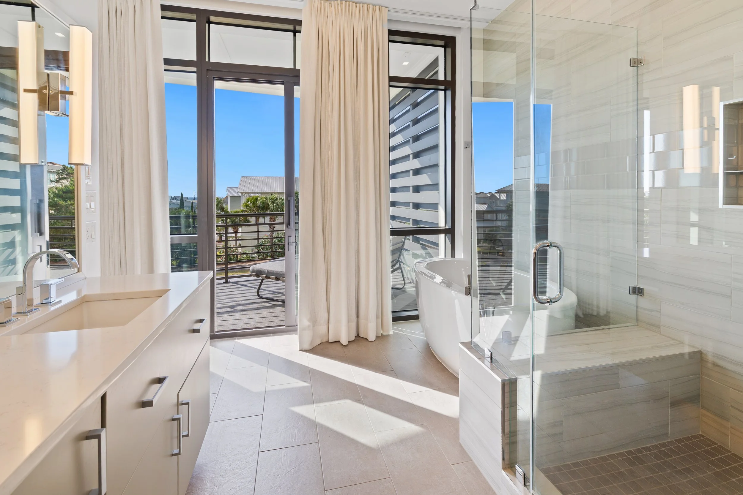 secondary master bath with loggia