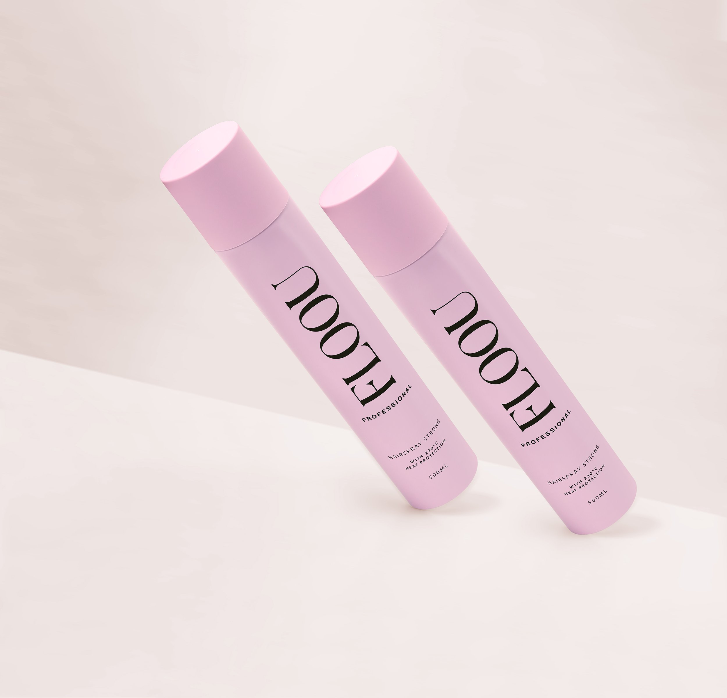 Kaksi vaaleanpunainen hiuslakkapulloa, jotka lepäävät kaltevasti valkoisella taustalla.