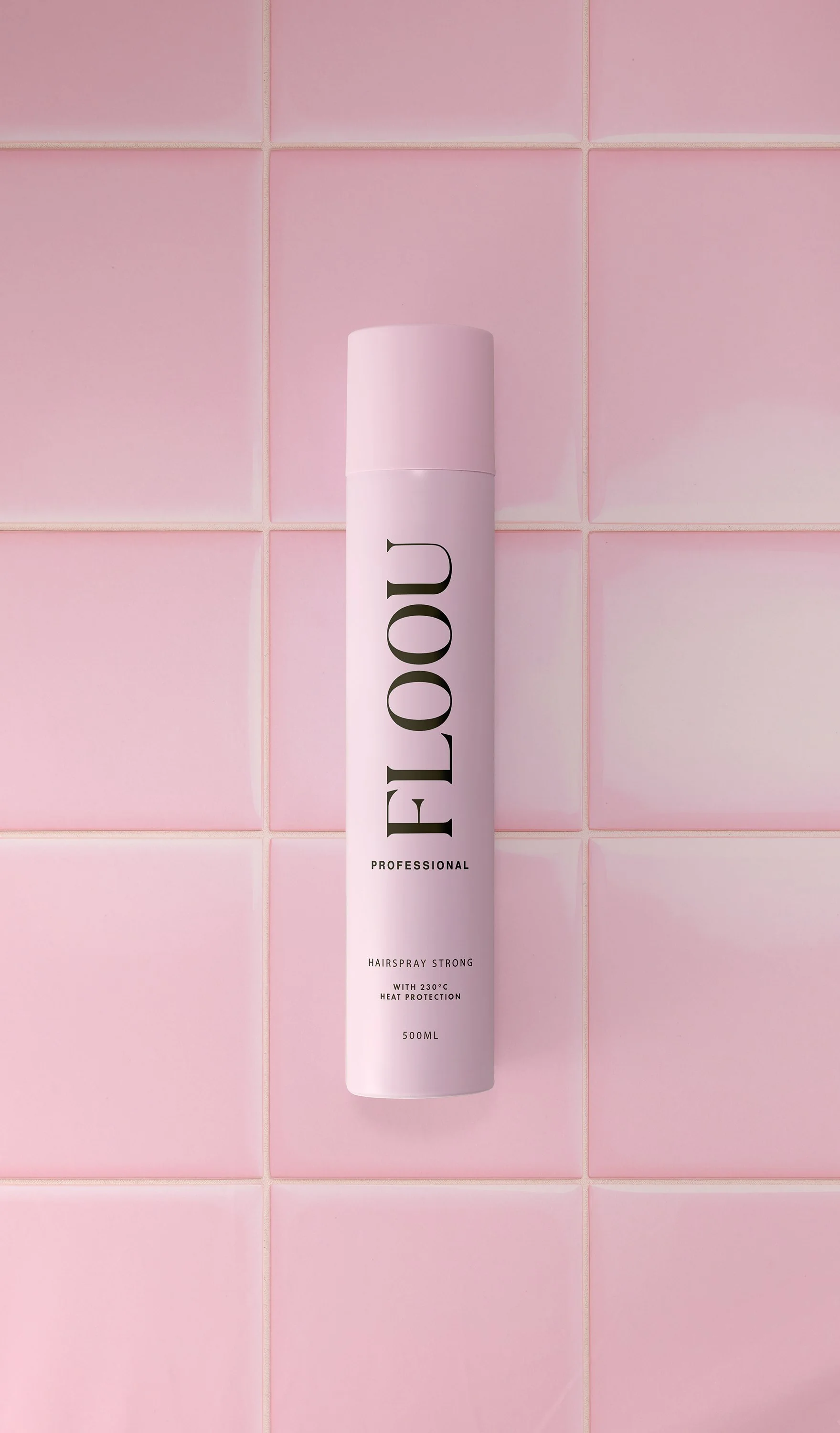 Pinkin sävyinen hiuslakkapullo, jossa teksti 'FLOOU' ja 'PROFESSIONAL', seisoo vaaleanpunaisella laatoitetulla taustalla.