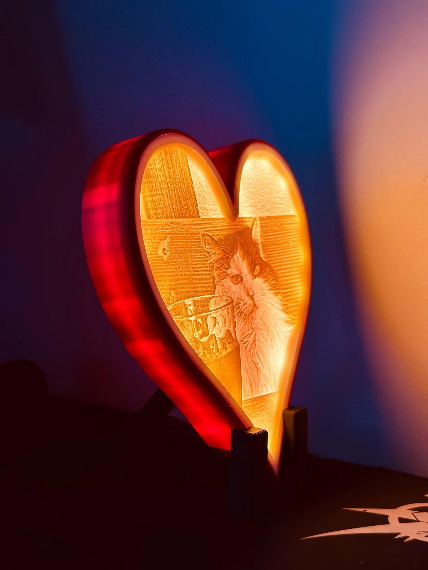 ✨ LED svetilka v obliki srca s personalizirano sliko ✨
Ustvarite edinstveno dekoracijo, ki ogreje vsak prostor in srce. Na&scaron;a LED svetilka v obliki srca omogoča, da nanjo natisnemo va&scaron;o najljub&scaron;o fotografijo &ndash; trenutek, oseb