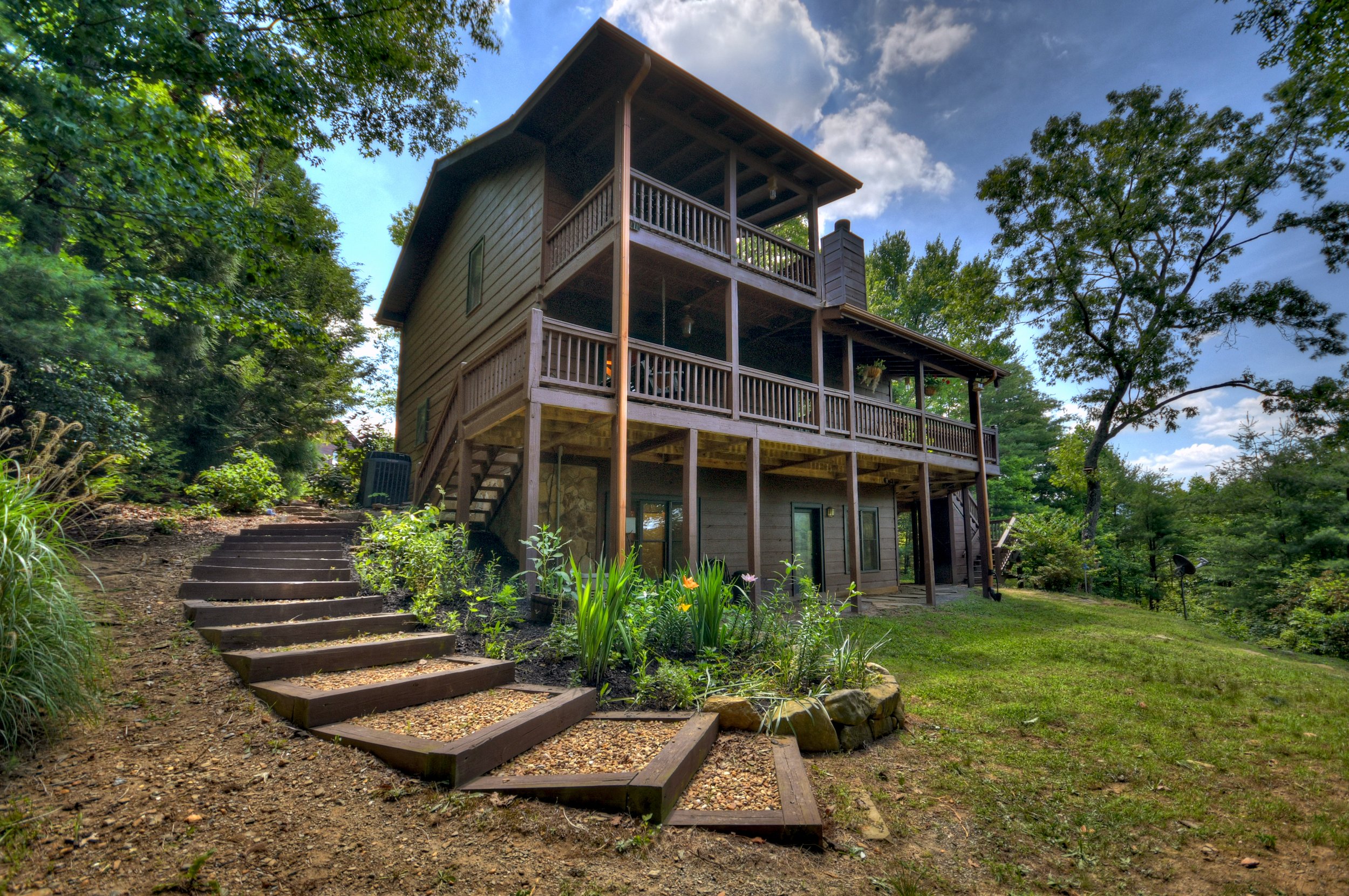 Side of cabin and yard.jpg