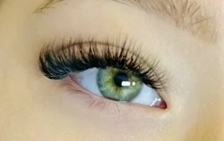 Natural Volume style eyelash extensions