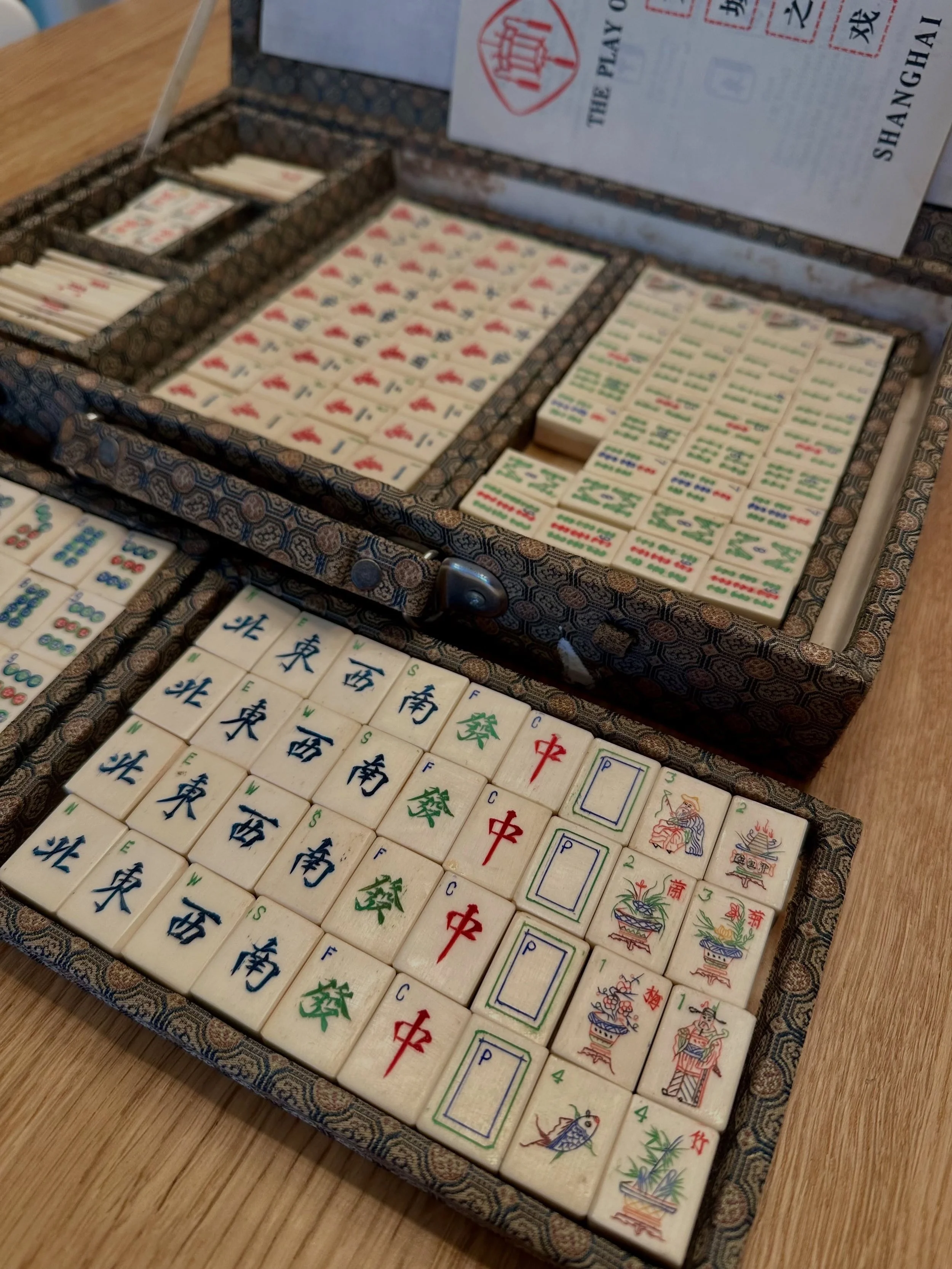 Alan from Divide gifted me his late mother Gail&rsquo;s beautiful vintage bone and bamboo mahjong set, dating to around 1960&ndash;1980. Gail purchased it while living in Dubai, where she played mahjong with her friends from the U.S. Embassy. ❤️

I a
