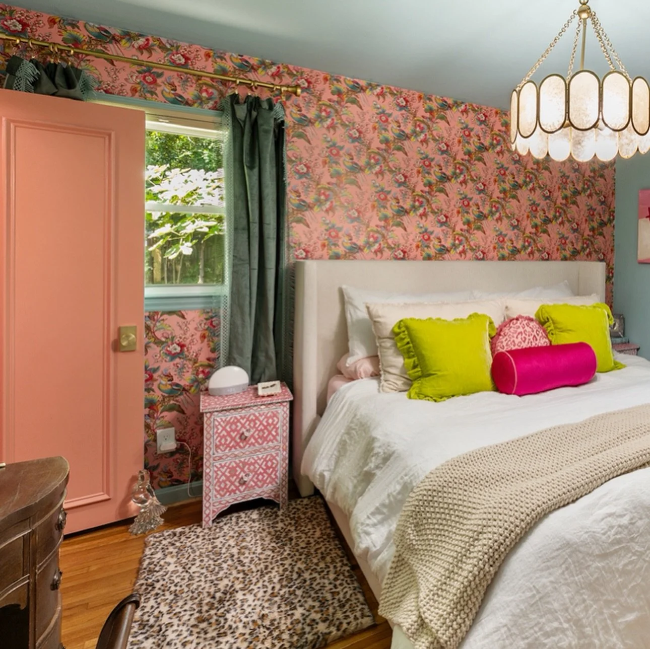 Fun, playful, and full of personality ✨

This space proves that great design doesn&rsquo;t always have to play it safe. From the bold wallpaper to the unexpected pops of color, every detail was chosen to make the room feel happy, layered, and uniquel