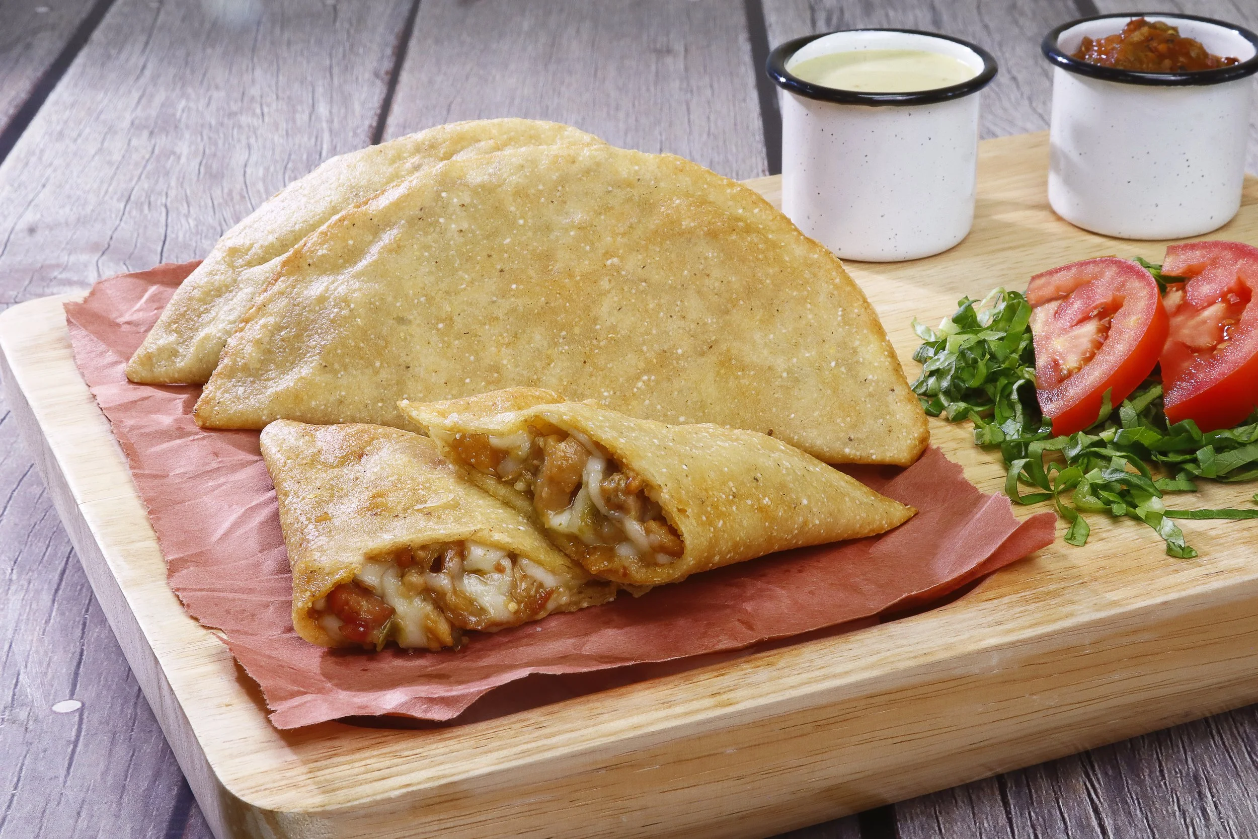 Quesadillas fritas de Chicharrón Salsa Molcajete