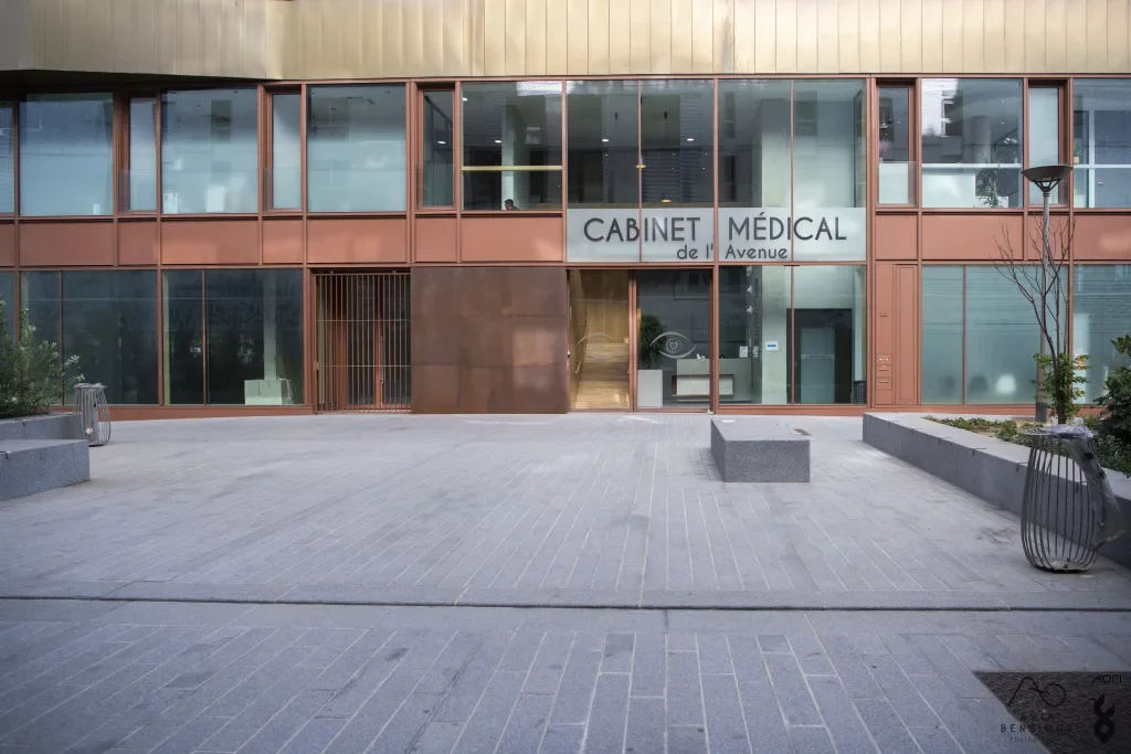 Façade d'un bâtiment moderne avec des fenêtres en verre, contenant un cabinet médical nommé 'CABINET MÉDICAL de l'Avenue'.