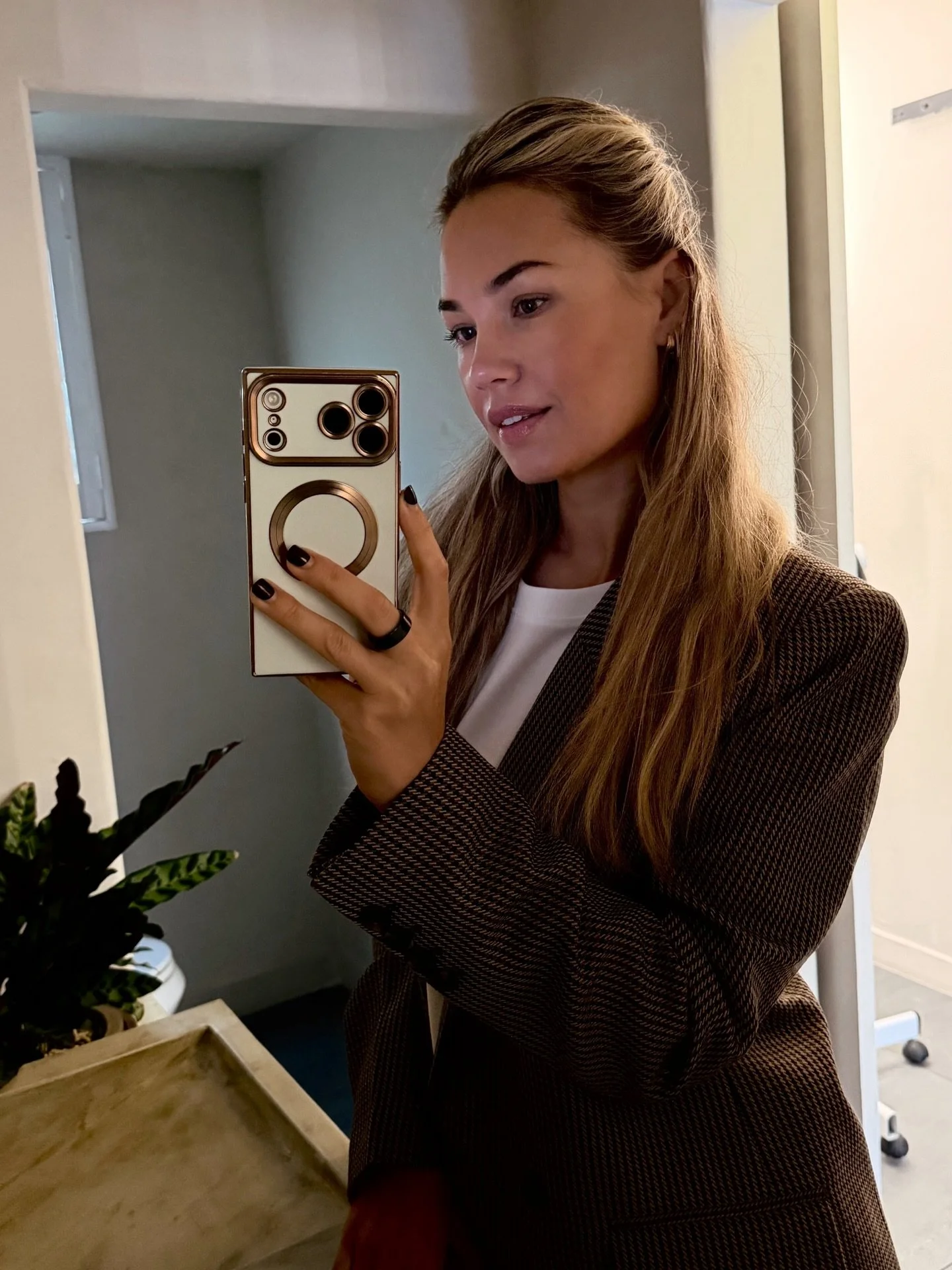 We work and celebrate, cozy season in LA 🥰 @olyaxandrea in house made chai latte 🥂