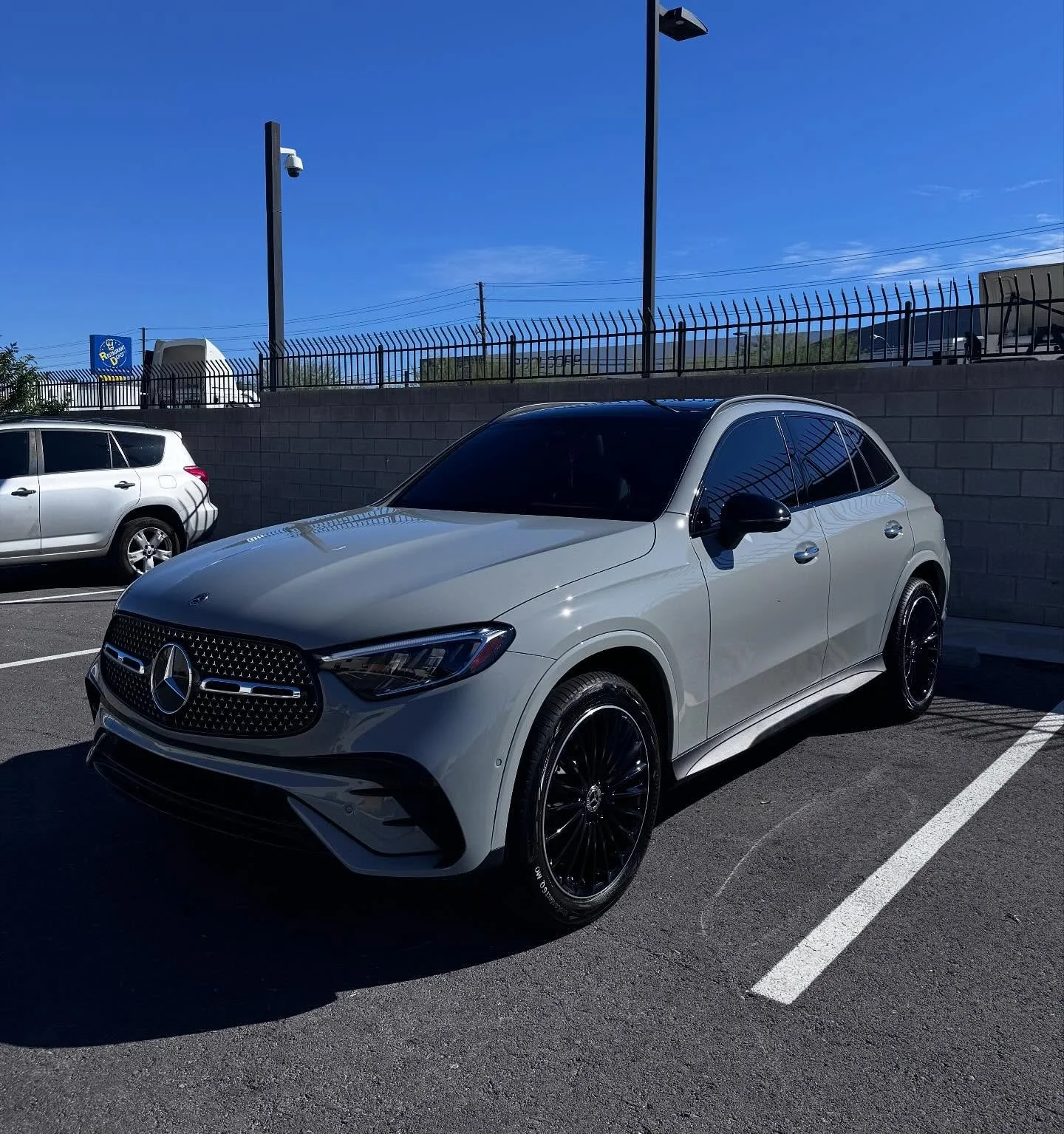 Mercedes GLC 300 🏁
#lasvegas #details #business #book #local #entrepeneur #beforeandafter #detailing #car #carcare #mercedes
