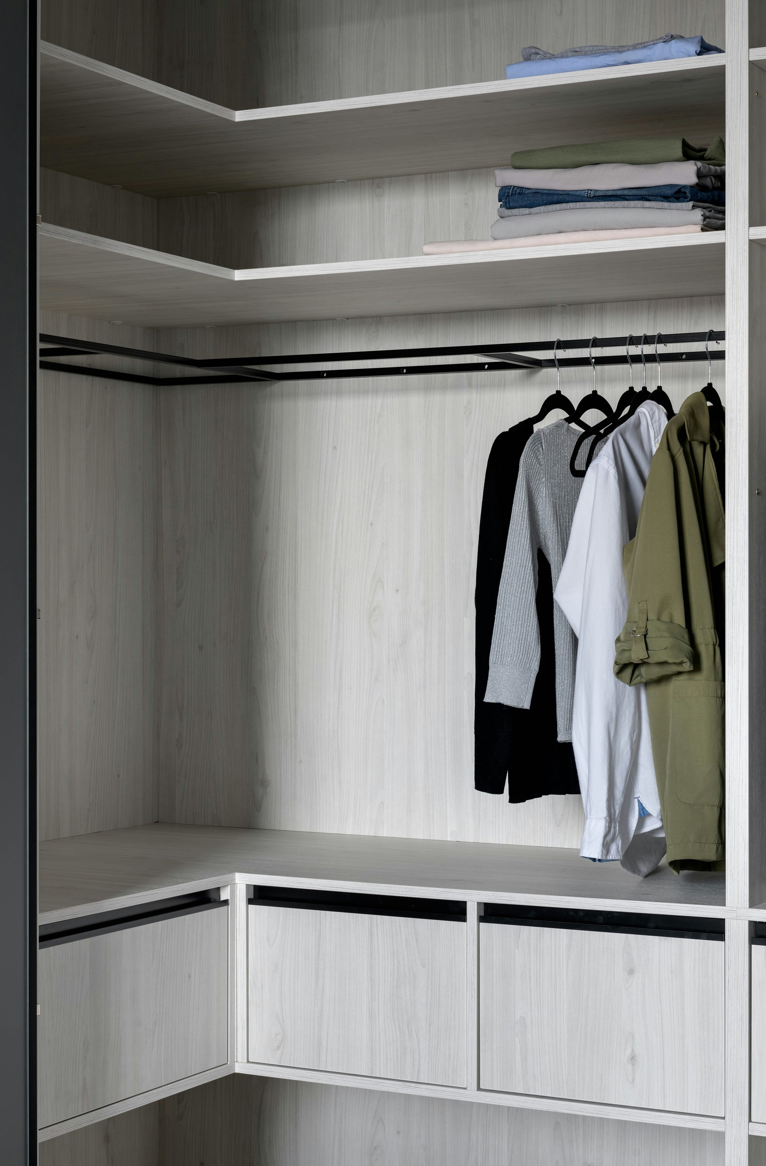 Professional Closet Installation by Mazabadanko