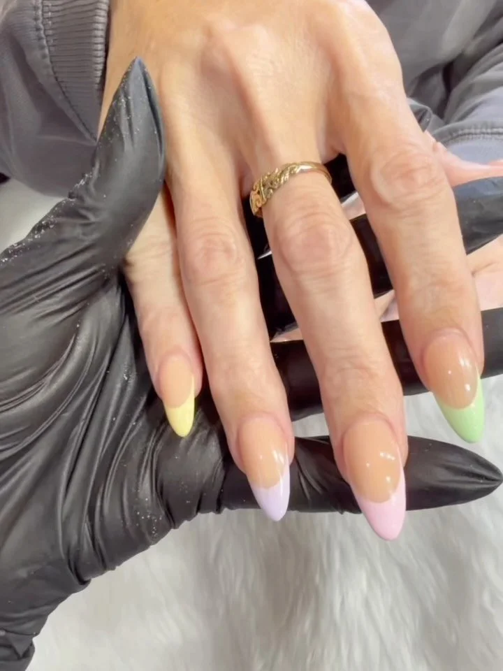 Simple, colourful, perfect 💅✨

#nails #naildesign #nailsart #adelaide #noarlungashoppingcentre