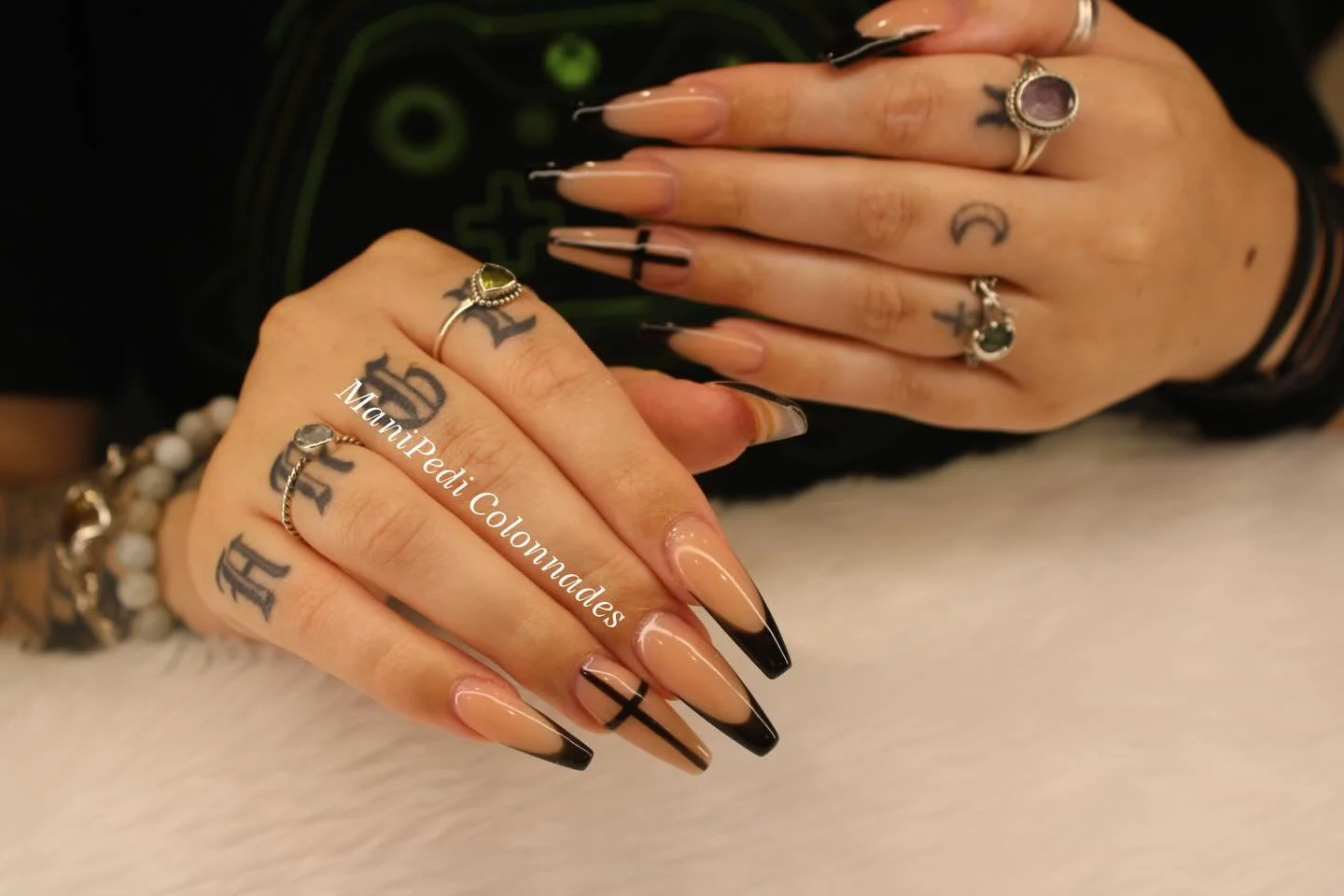 Simple black but hit different 🖤
.
.
#colonnadesshopping #nails #nailsart #adelaide #viral