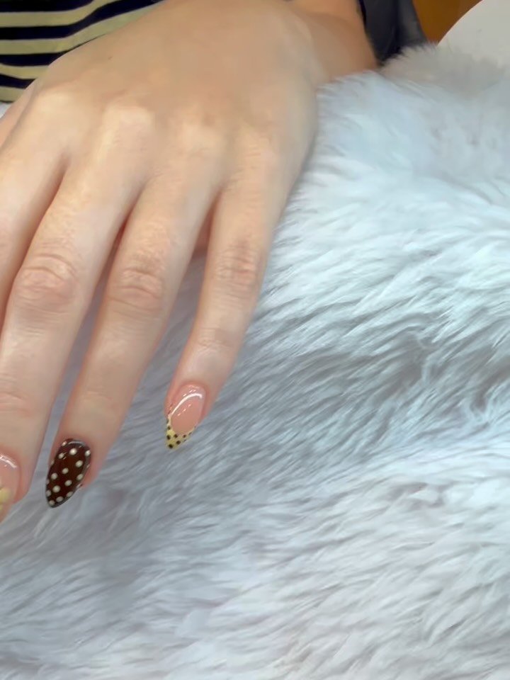 Mixing flowers &amp; dots🌻🌻

#nails #nailsart #nailsdesign #nailstyle #adelaide