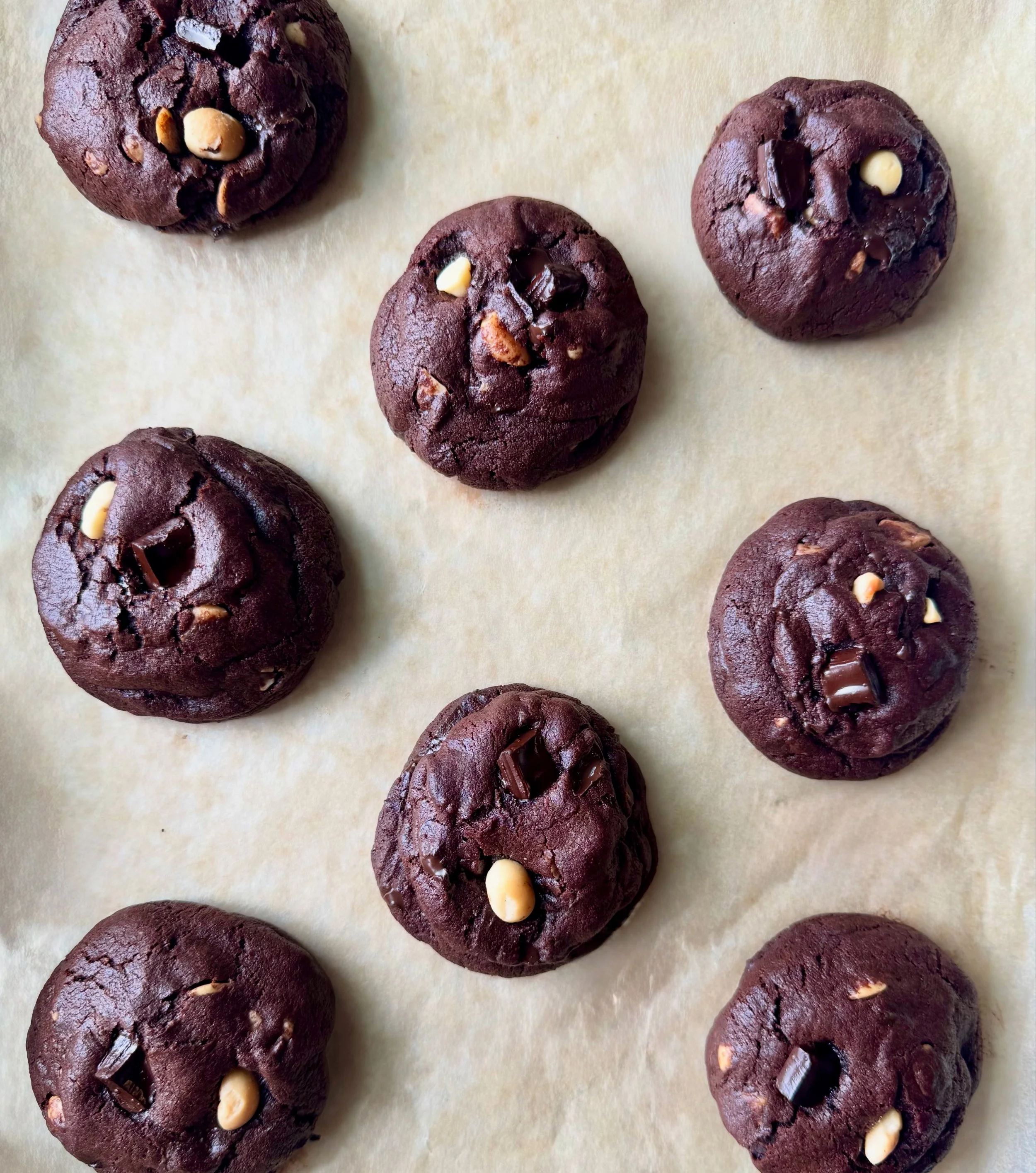 Deep cocoa and real Kona coffee for a mocha kick, studded with buttery macadamia nuts for the perfect bite. Rich, not too sweet, and dangerously good.
This cookie showcases local kona coffee + macadamia nuts and our thick, soft-baked (pure big islan