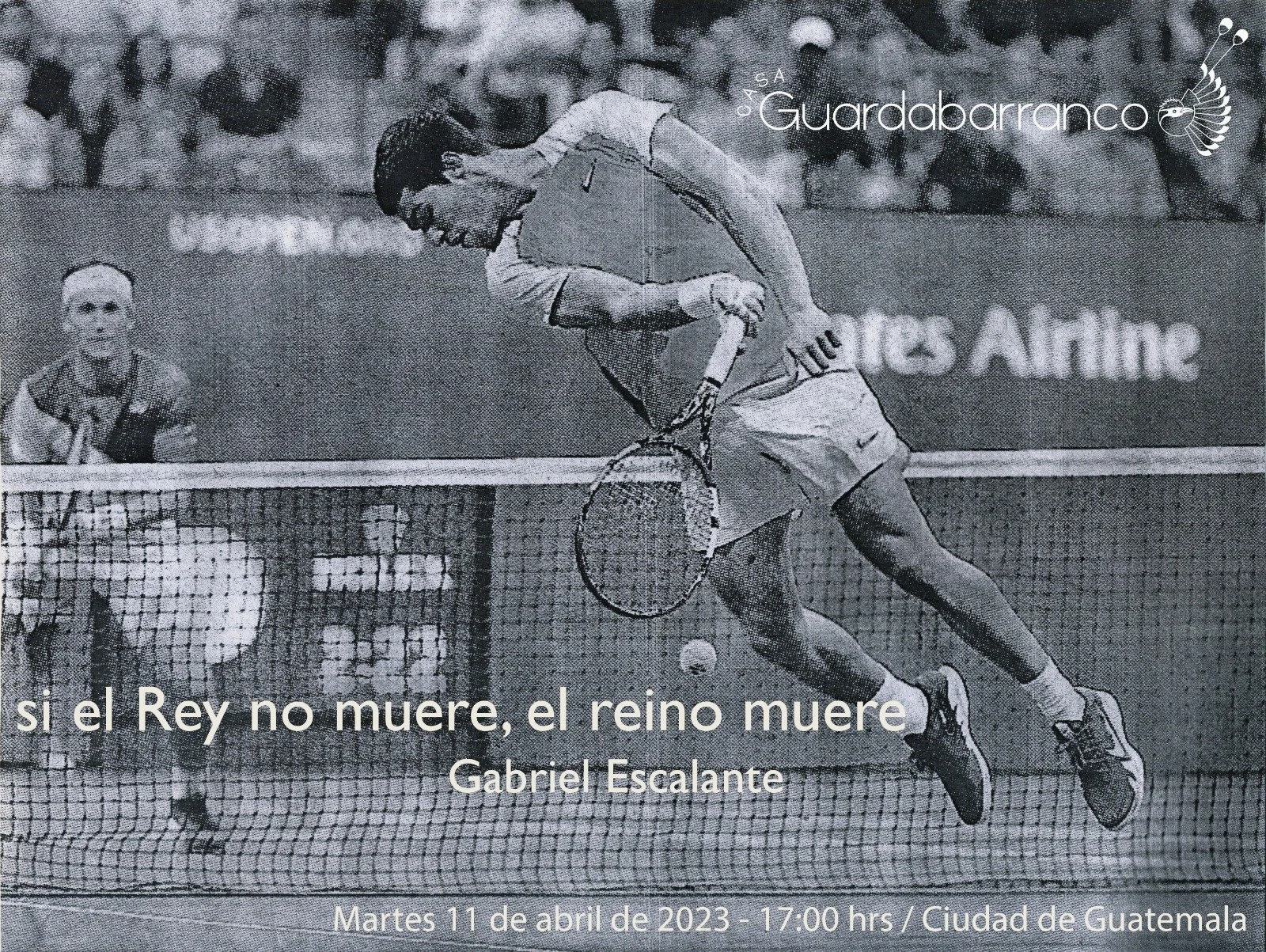 Un jugador de tenis en medio de un golpe en un partido, con un niño viendo detrás de la malla y un banner de Aeroméxico en el fondo.