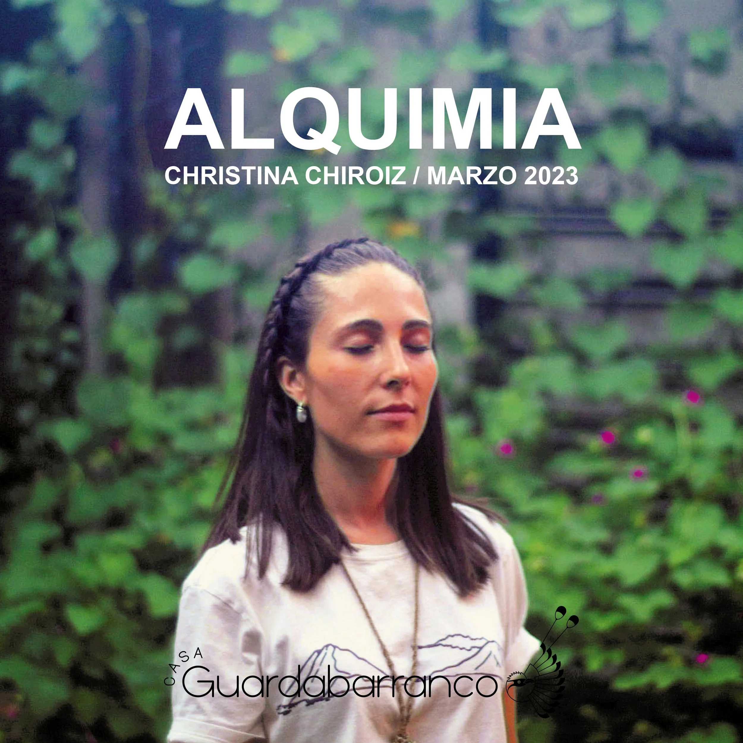 Retrato de una mujer con cabello rubio oscuro, cerrado los ojos, en un entorno de vegetación verde, en una portada con texto en español.