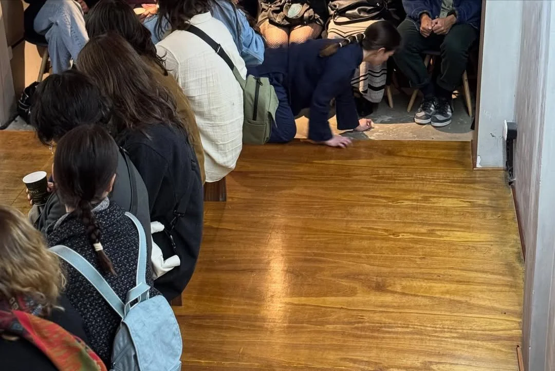 Trazo la línea del barrancoActividad con Mena Guerrero.A través del gesto y la voz, el cuerpo se(8).jpg