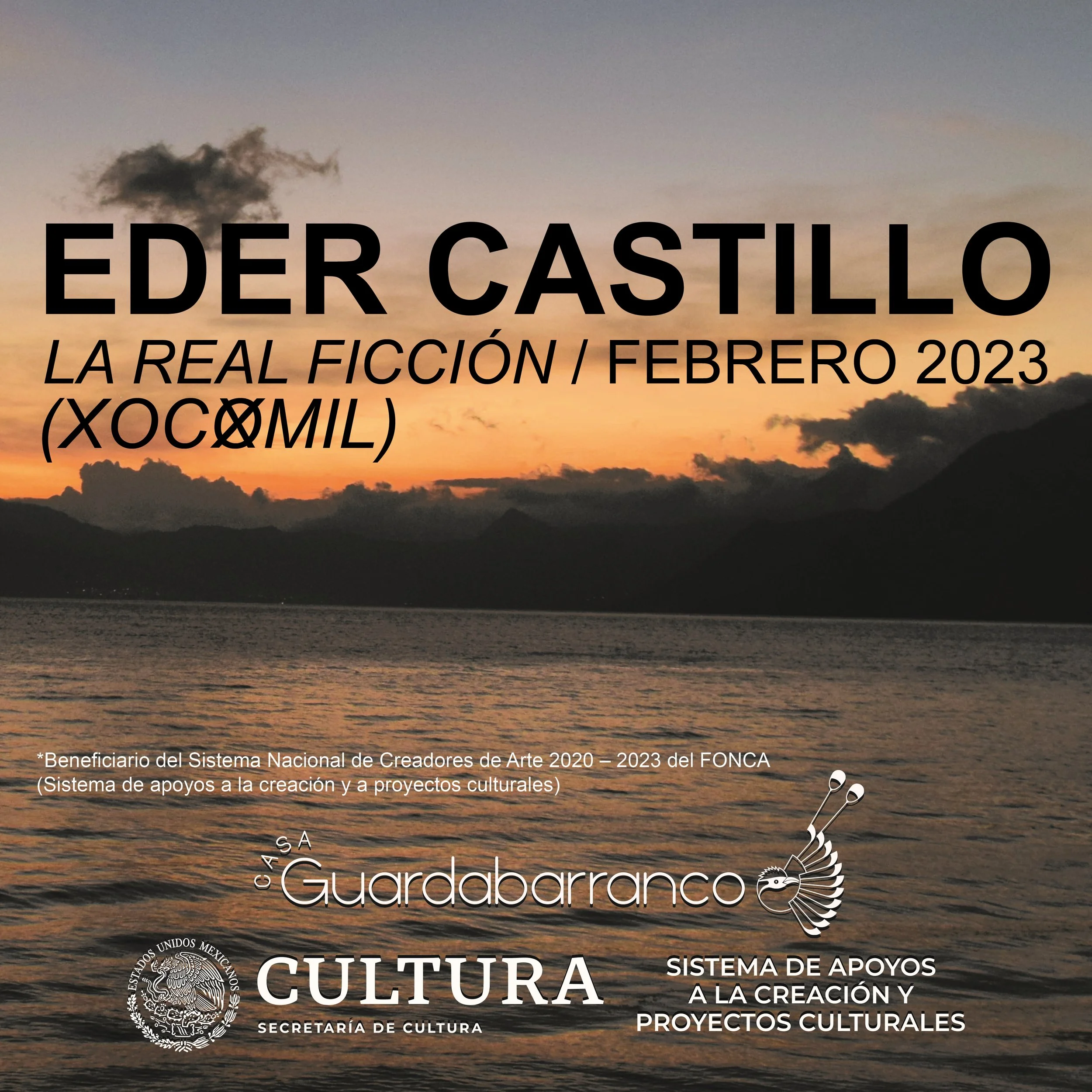 Puesta de sol sobre un lago con montañas en el fondo y nubes en el cielo