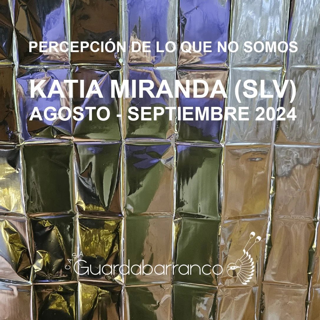 Texto superpuesto en una superficie metálica que refleja luz: 'Percepción de lo que no somos, Katia Miranda (SLV), agosto - septiembre 2024. Casa Guardabarranco'.