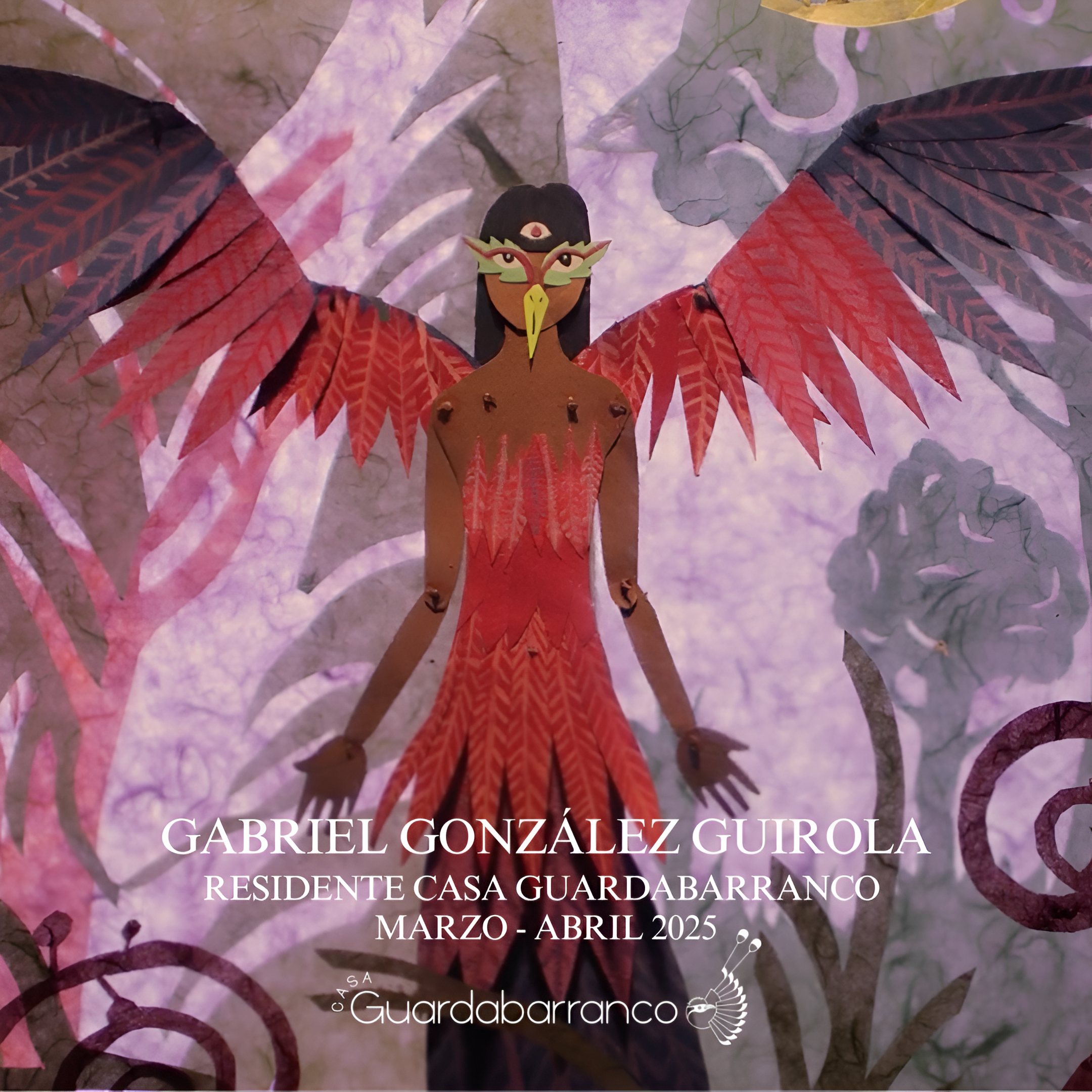 Figura de una representación artística de un ser con cuerpo de mujer y alas de ave con plumas rojas y negras, en un fondo con motivos vegetales.