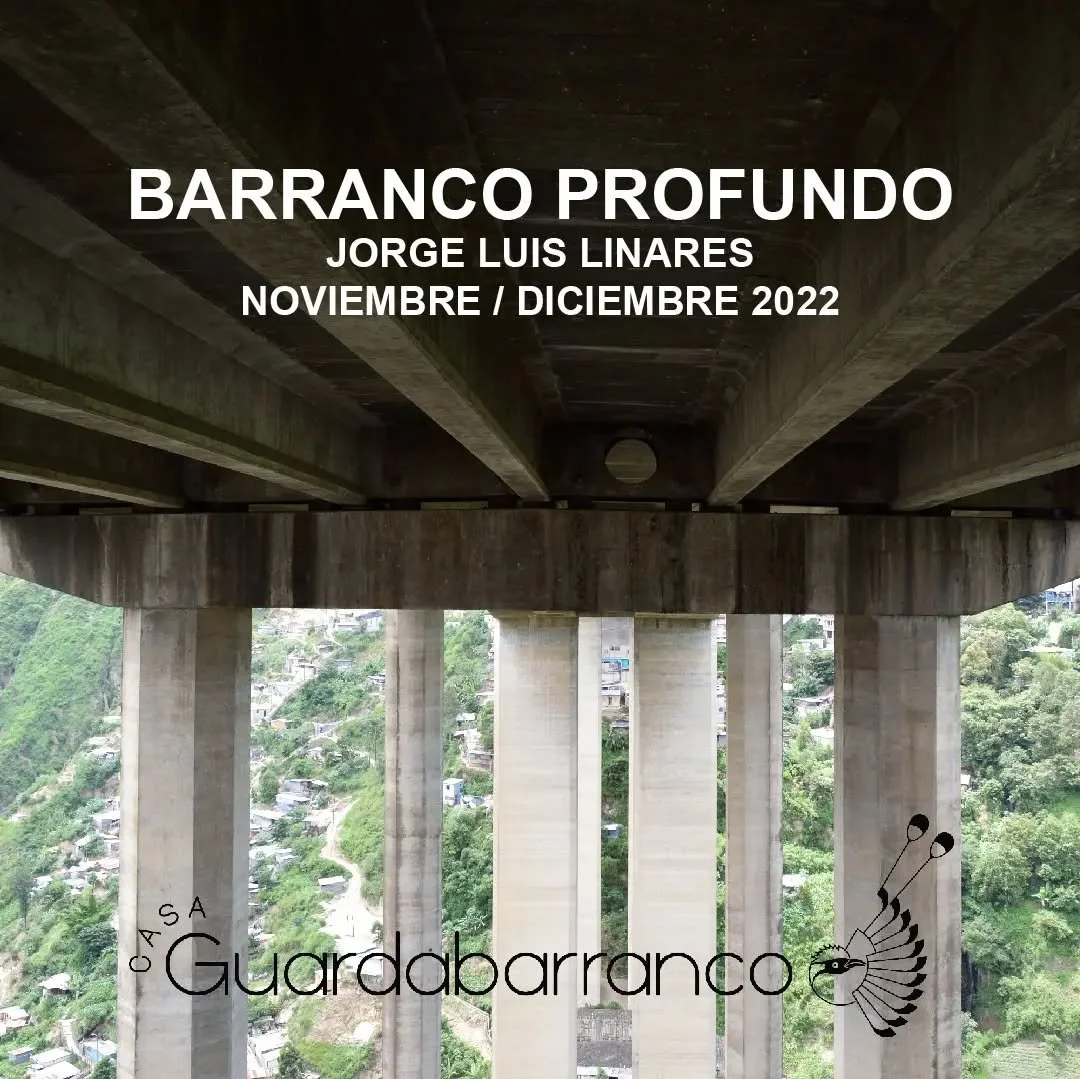 Vista de la parte inferior de un puente elevado con un paisaje urbano y vegetación en el fondo. Texto en la imagen: "Barranco Profundo" de Jorge Luis Linares, noviembre/diciembre 2022, y un logotipo que dice "Casa Guardabarranco" con un dibujo de un guardabarranco.