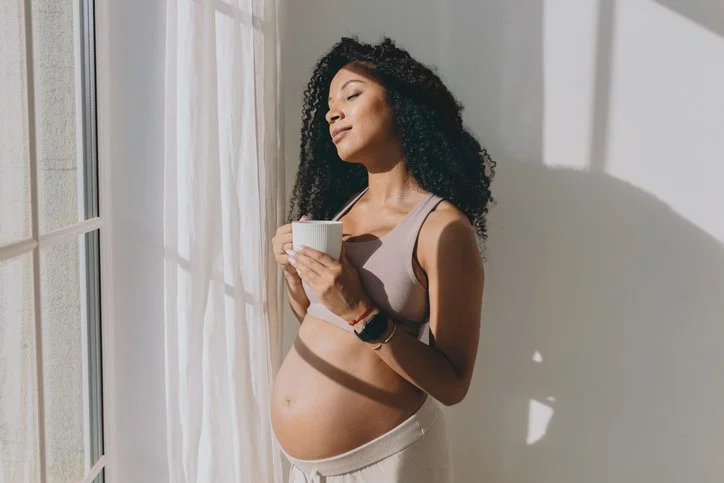 Huddle pregnant mom, supported by IL & NY postpartum care.