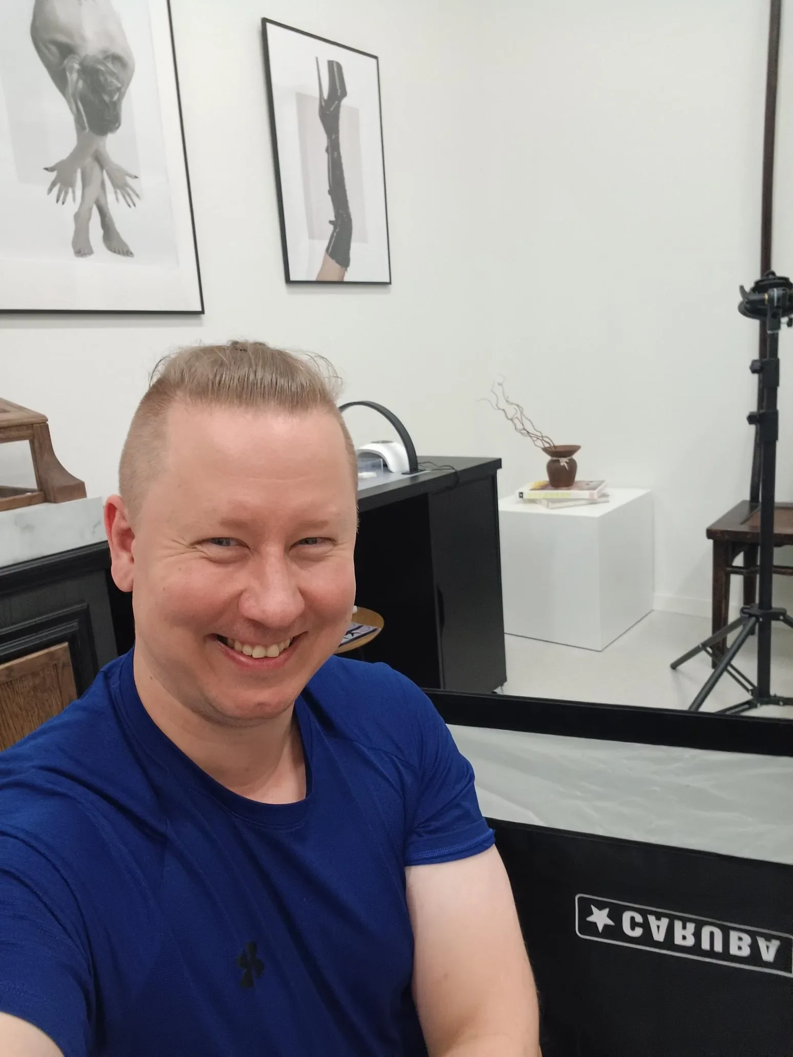 Kuva miehestä, joka istuu ja hymyilee kameralle.