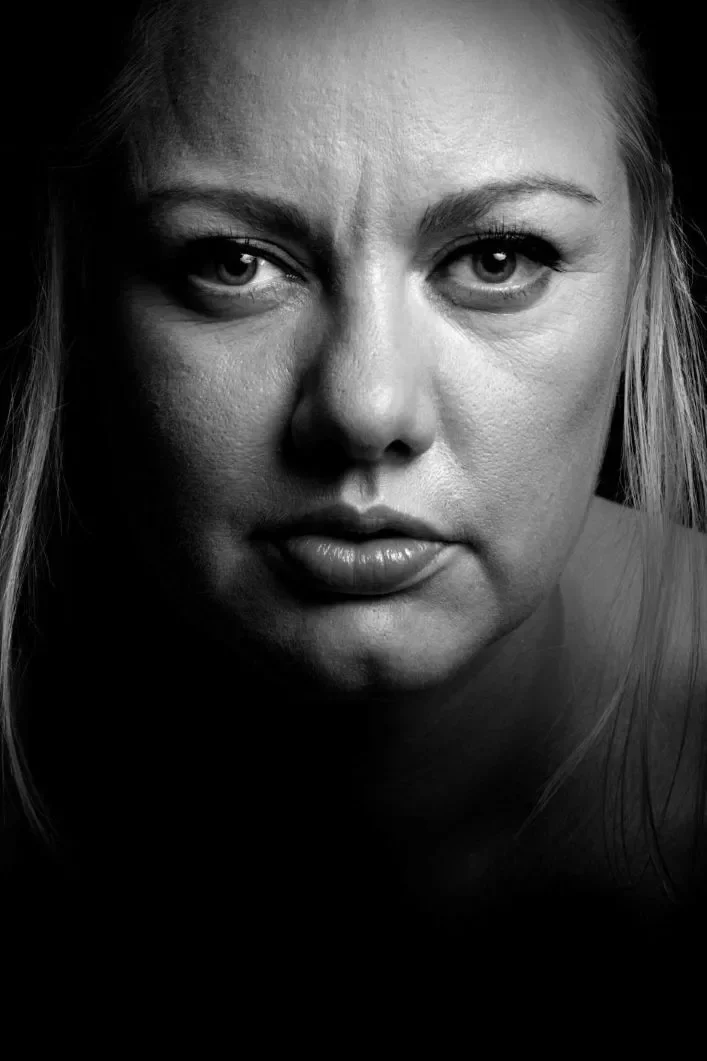 Mustavalkoinen lähikuvassa naisen kasvot.