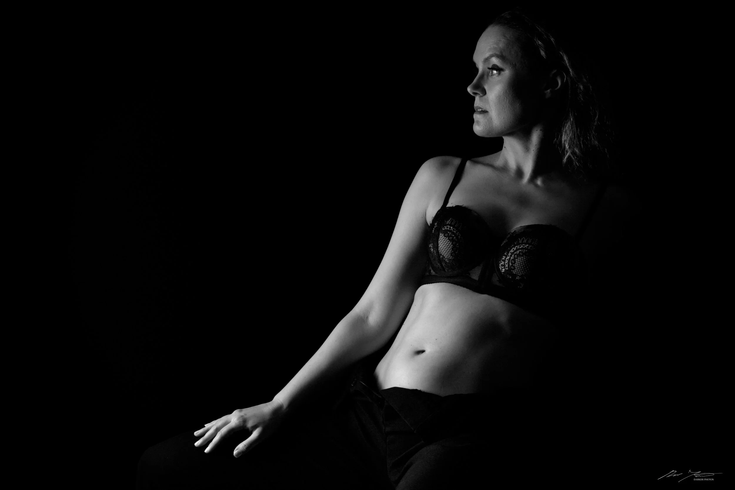 Sensuelli low key boudoir-kuva, kuvaajana Darker Photos