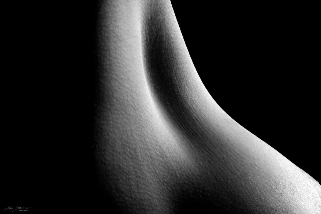 Mustavalkoinen kuva osasta ihmisen vartaloa.