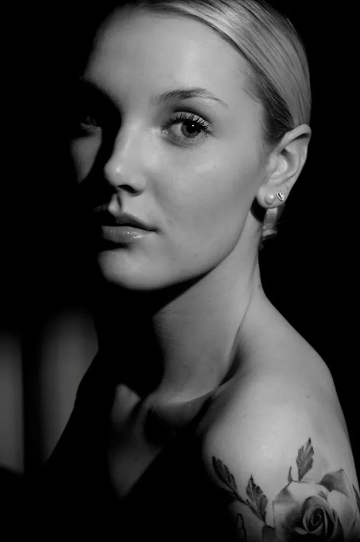 Mustavalkoinen valokuva nuoresta naisesta, jonka hiukset on kiinnitetty taakse.