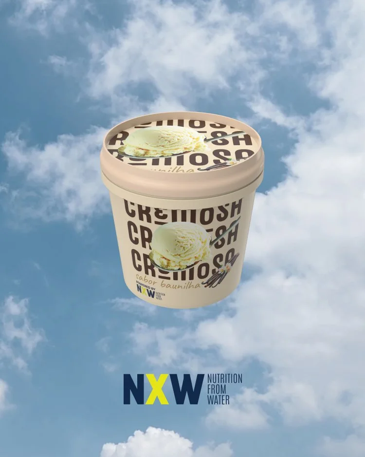 A container of vanilla ice cream floating in the sky with clouds, labeled 'Cremosa' and 'sabor baunilha'.