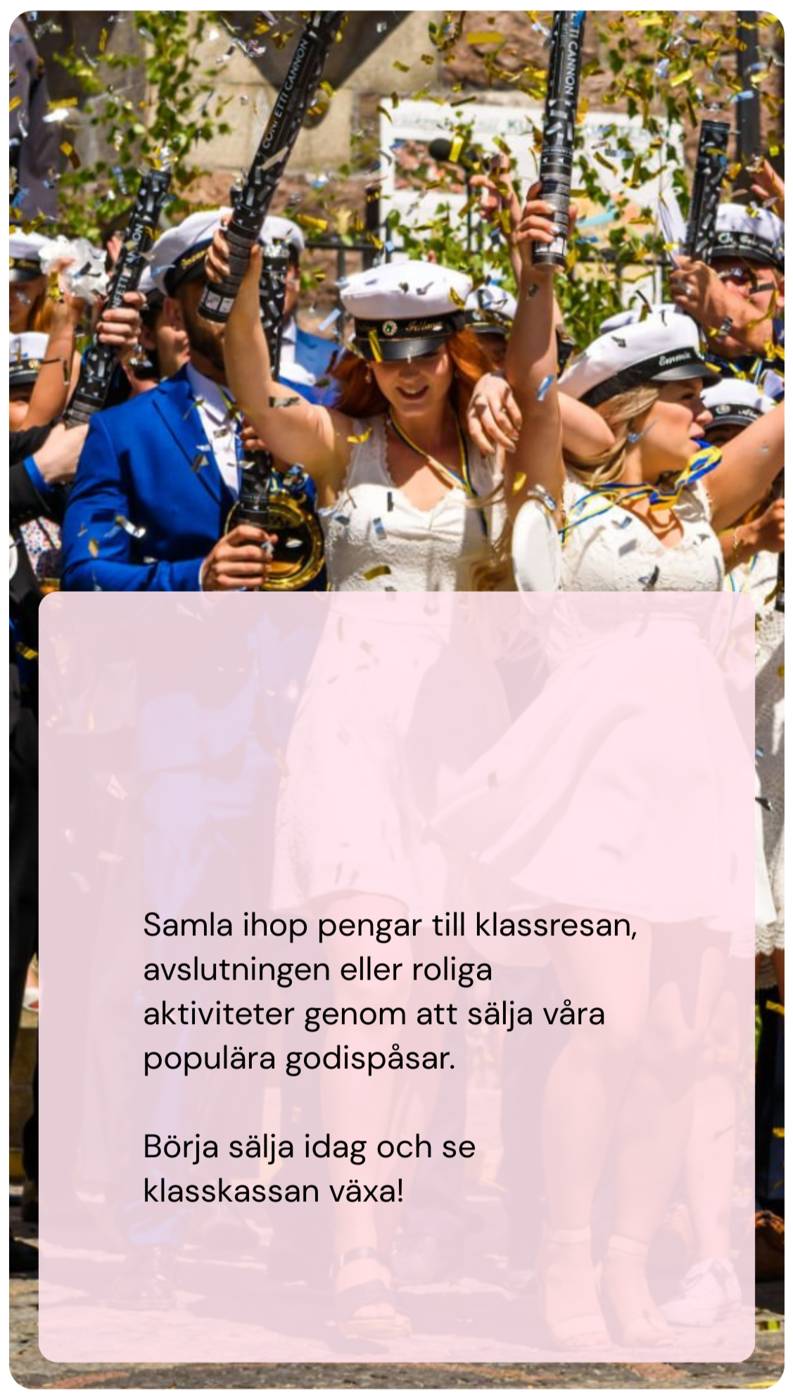 Graduationfirande med studenter i vita mössor som firar tillsammans