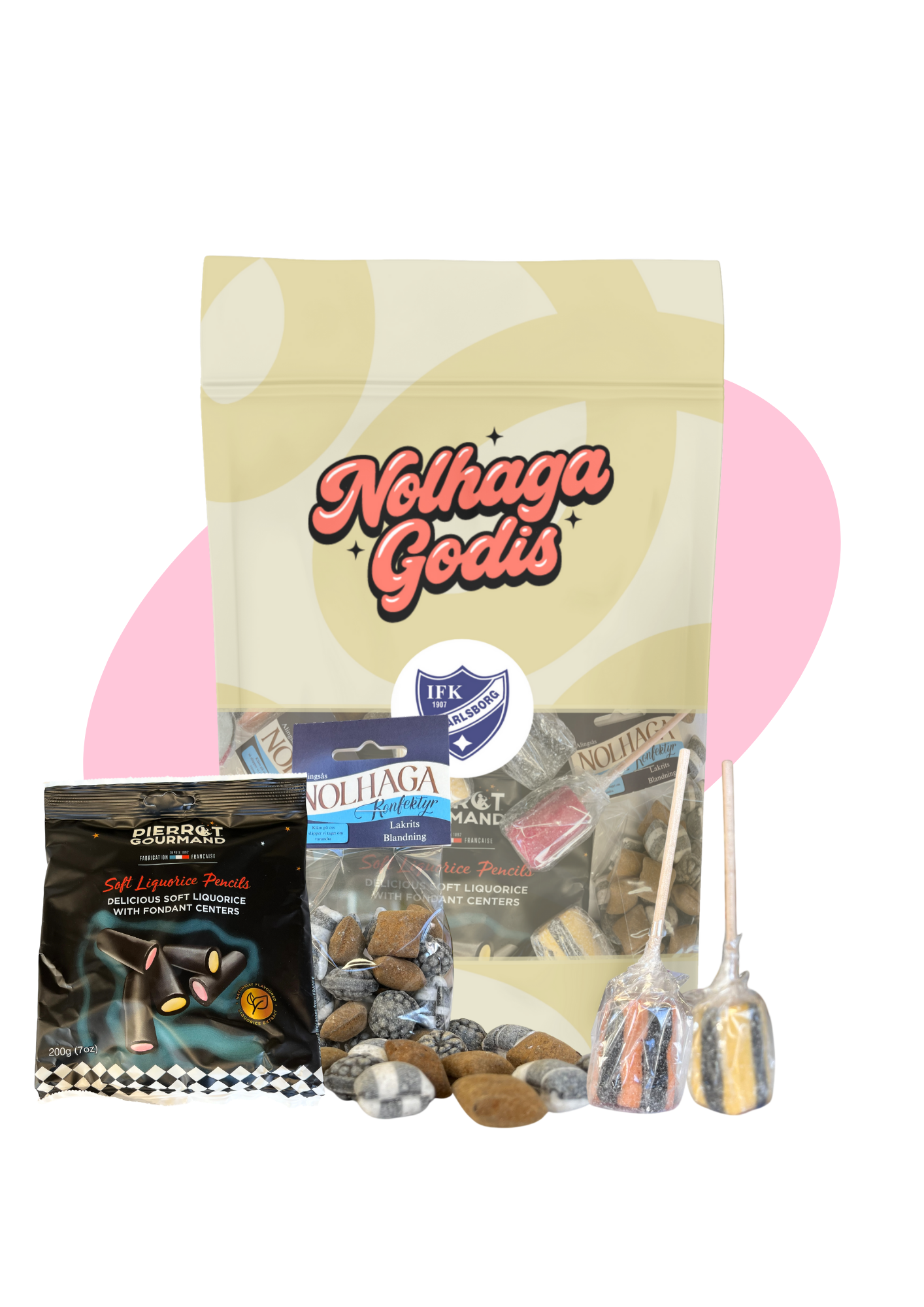 En påse godis med etiketten 'Nolkaga Godis', en svart påse lakritspennor, och flera lösgodis i små plastpåsar och påsar, samt några stora karamellstavar.