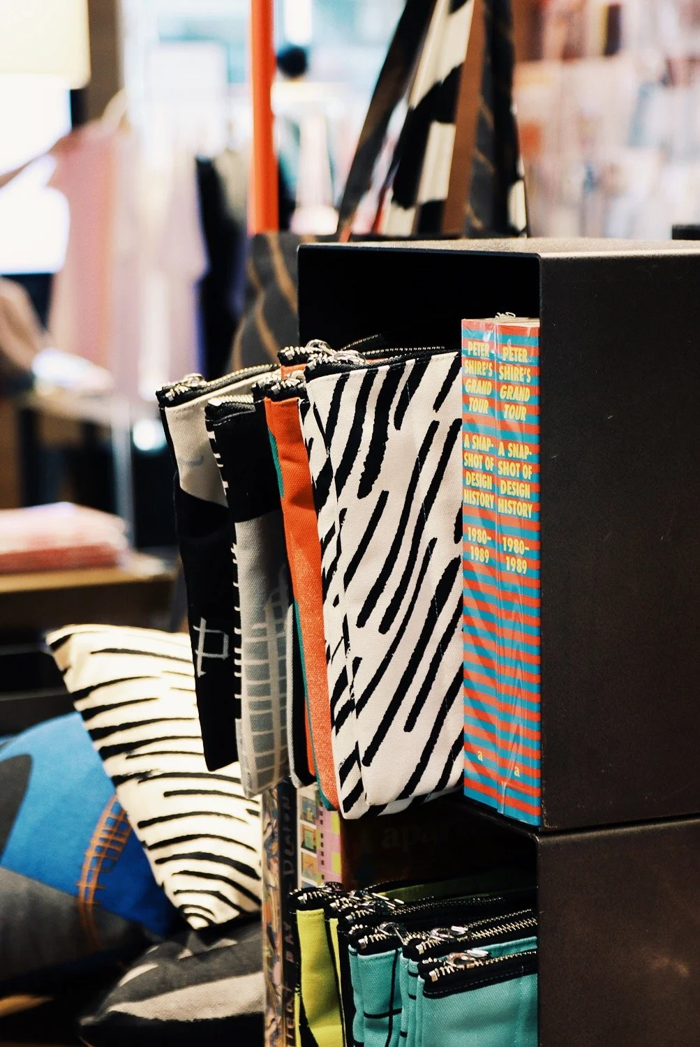 「バッグの中にお気に入りのアートを」。アセンダダが提案する、機能性とデザインを兼ね備えたオリジナルポーチ。キャンバス地の丈夫な質感と、パッと目を引く色のコントラストが、日々のコーディネートを楽しくします。メイク道具やガジェットの整理など、マルチに使える洗練されたデザイン雑貨。スタジオの美学が詰まった一品です。