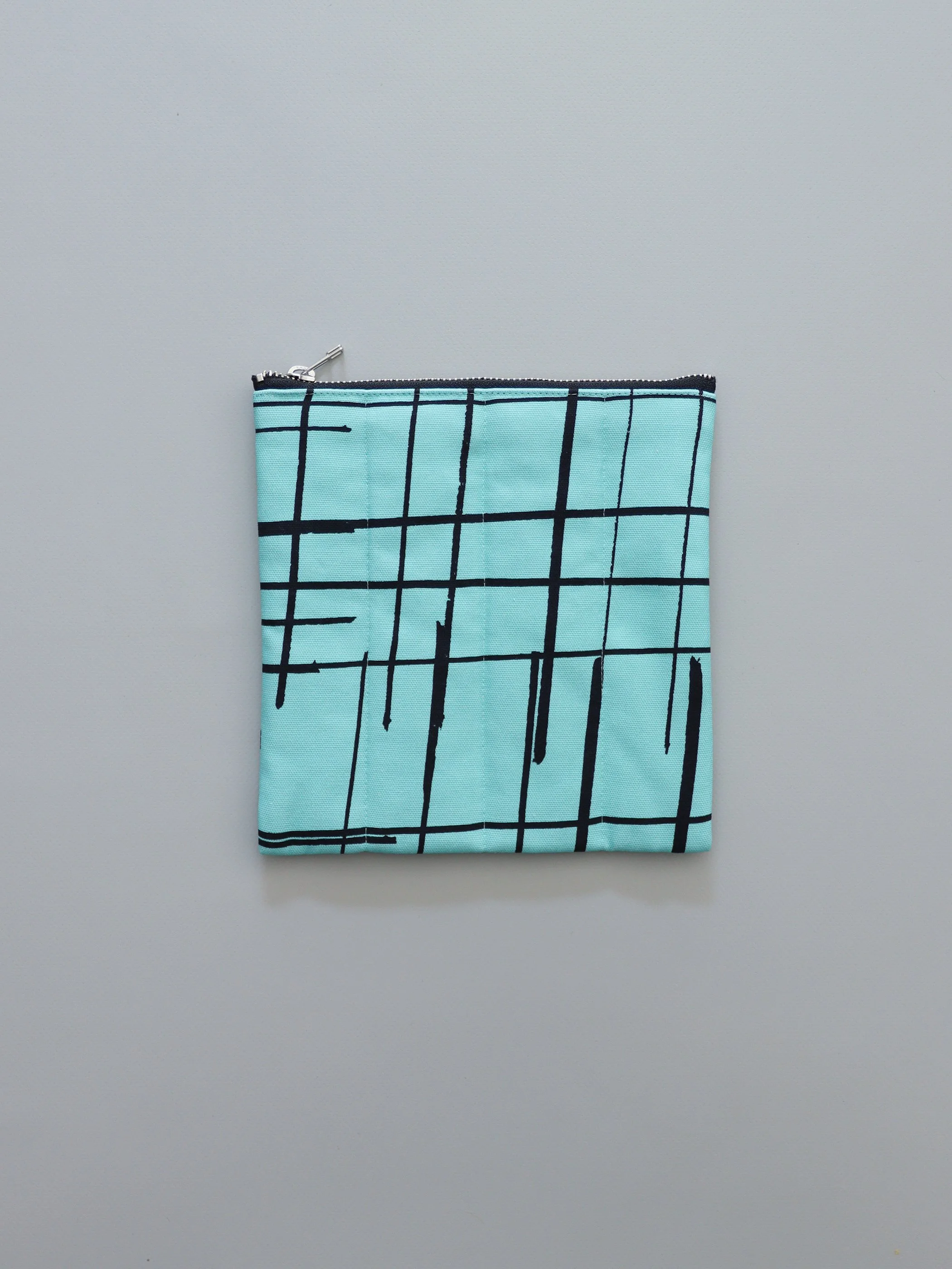 ミントグリーンに黒い格子模様がおしゃれなテキスタイルポーチ｜ASENDADA