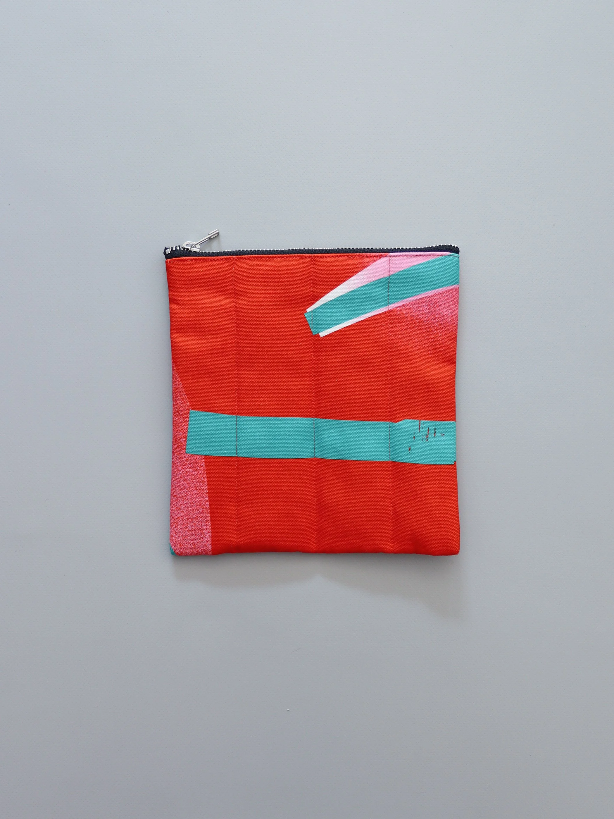 赤地にミントグリーンとピンクの幾何学柄が可愛い、カラフルポーチ｜ASENDADA