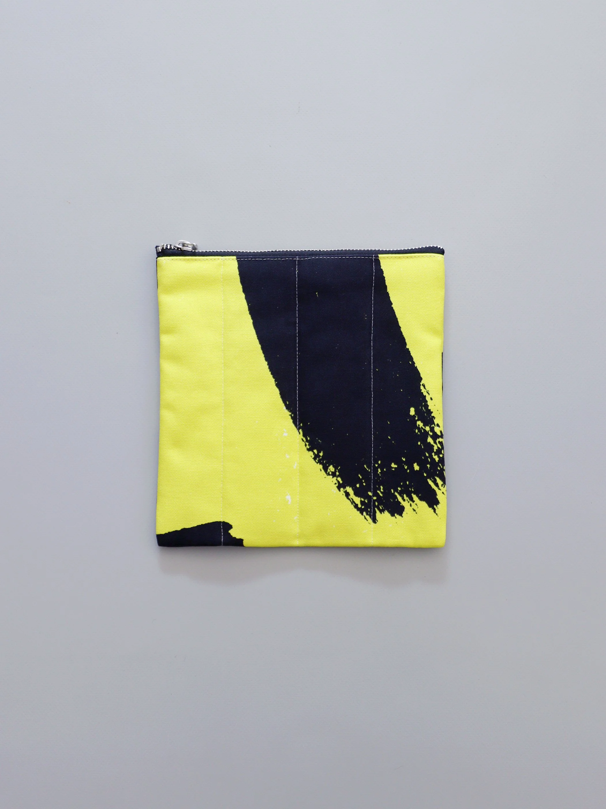 イエローとネイビーの大胆なブラシストローク柄ポーチ｜アセンダダ
