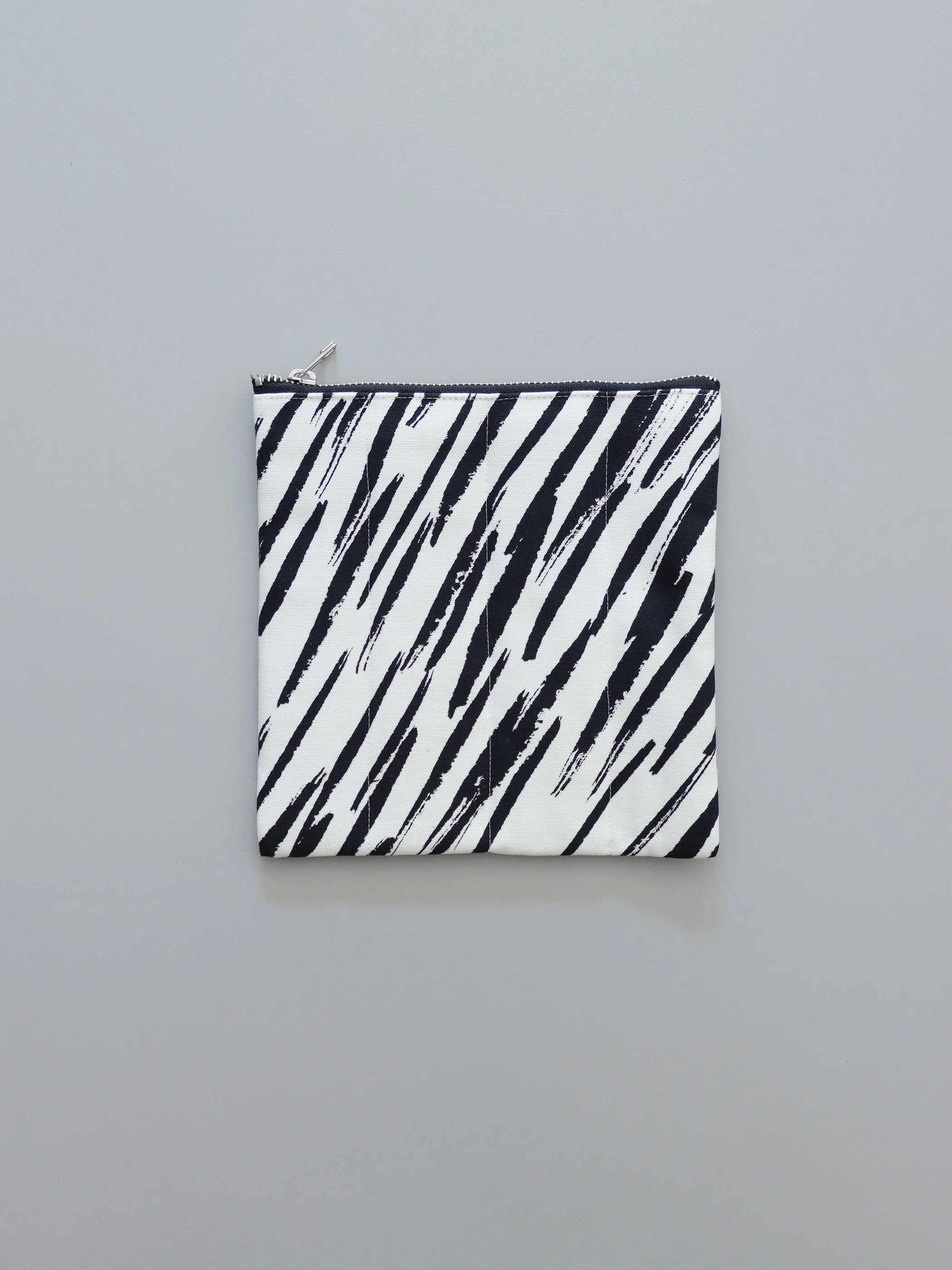モノトーンのダイアゴナルライン（斜線）柄ポーチ｜ASENDADAテキスタイル