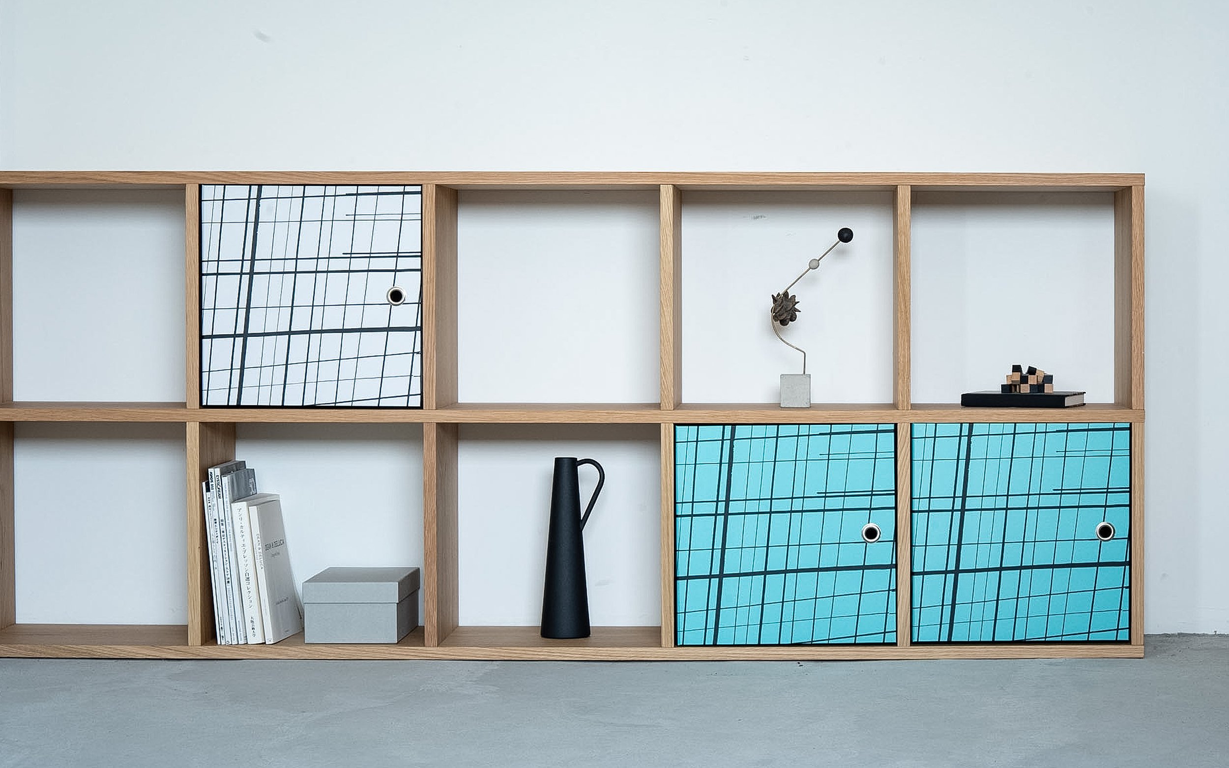 ASENDADAのアーカイブデザイン「Plaid」を使用した、チェック柄デザインの&PAPERS FLAP。無印良品のスタッキングシェルフに取り付け、収納を美しく目隠しできるインテリアアイテム。