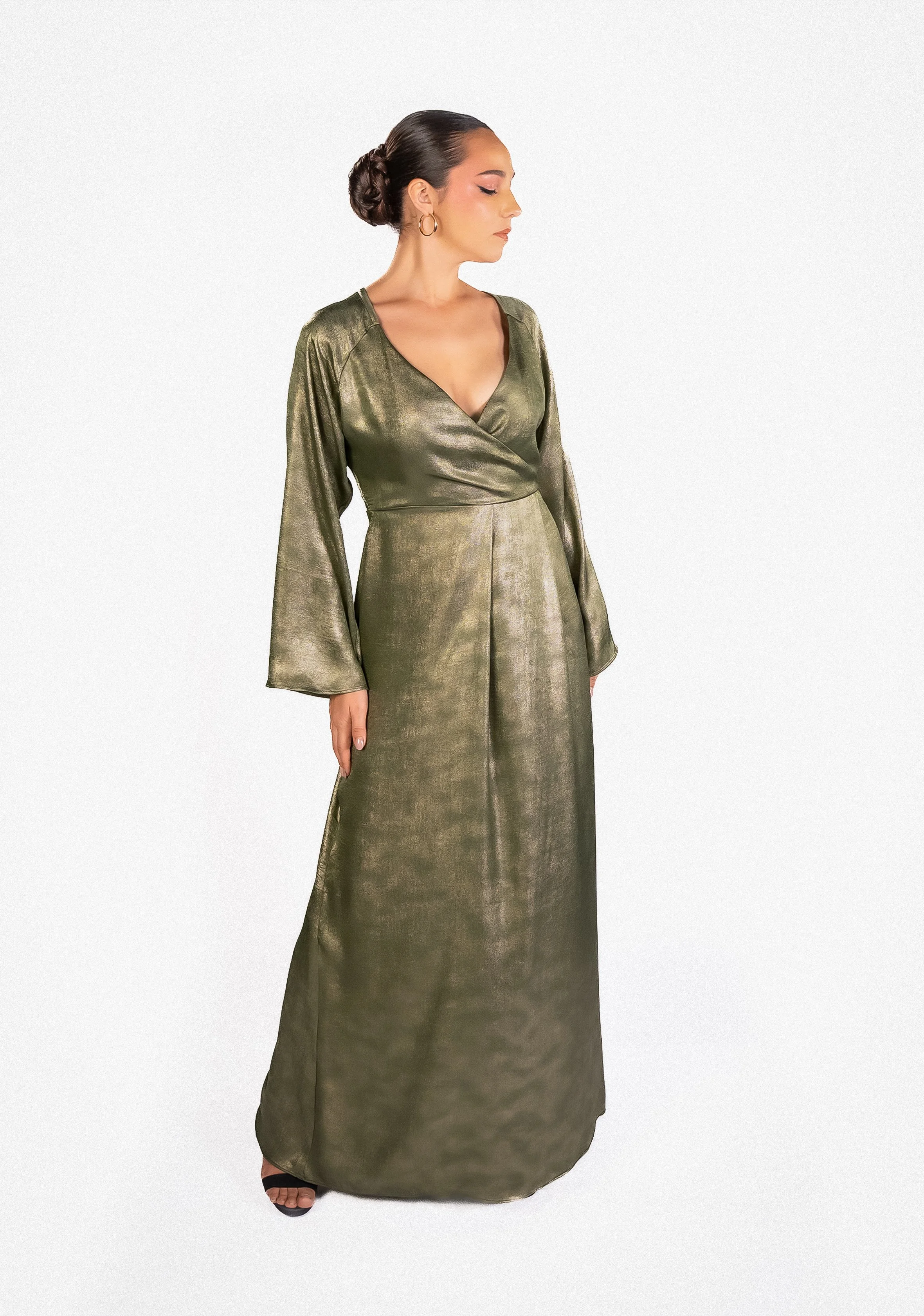 Minimal evening gown with a refined, elegant silhouette (4).jpg