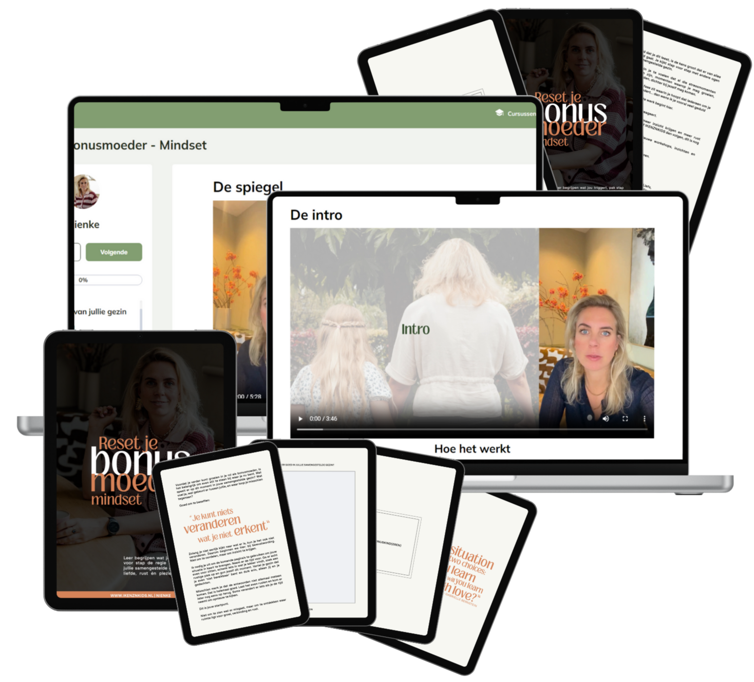 Boeken, laptop en tablets die verschillende online cursussen en video's tonen, waaronder onderwerpen zoals mindset en zelfontwikkeling binnen samengestelde gezinnen voor bonusouders.