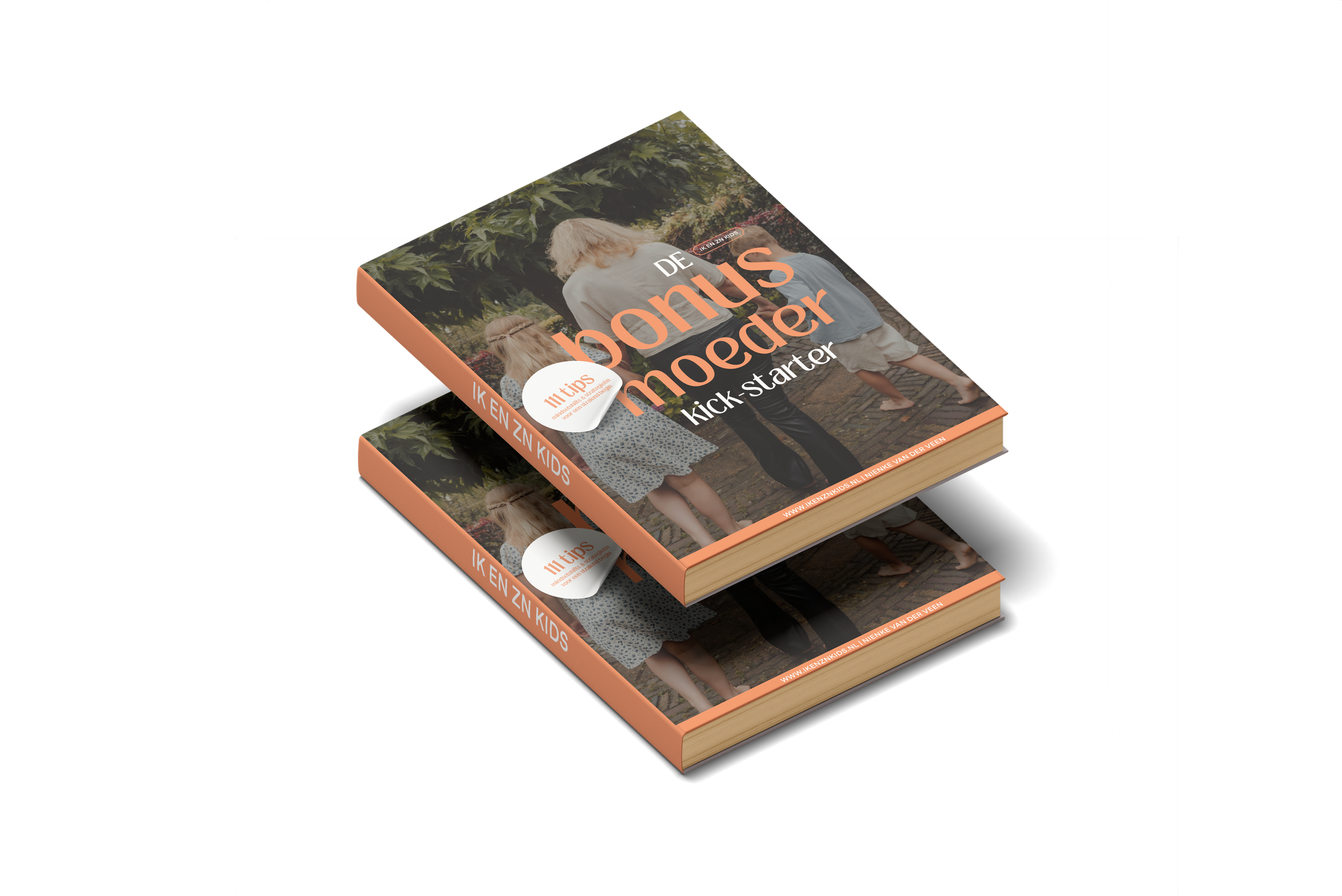 Twee boeken over bonusmoeders en samengestelde gezinnen met een foto van drie kinderen op de voorkant, liggend op een zwarte achtergrond.