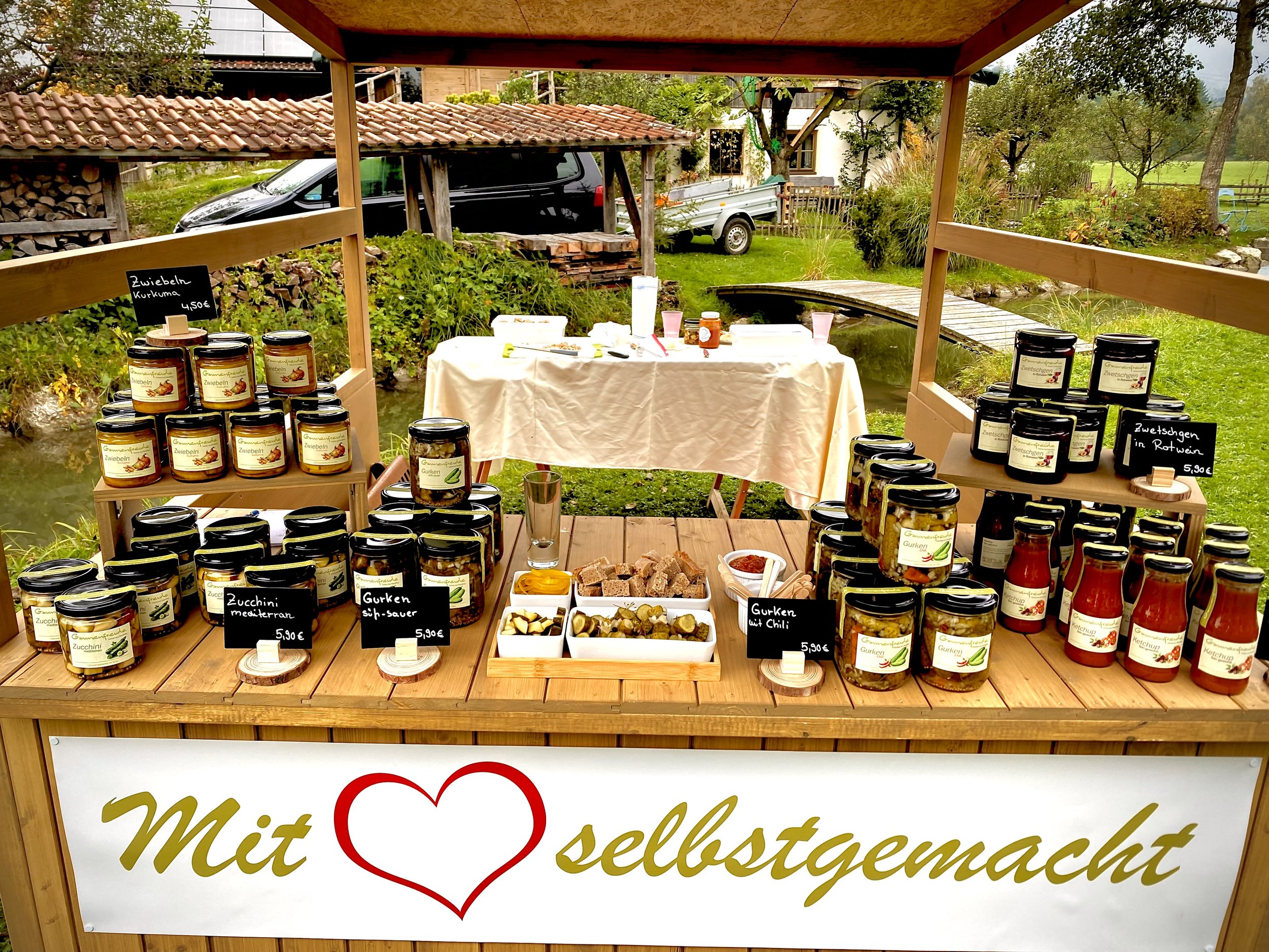 Bild vom Marktstand Gaumenfreude mit einer Vielzahl von eingeweckten Produkten.