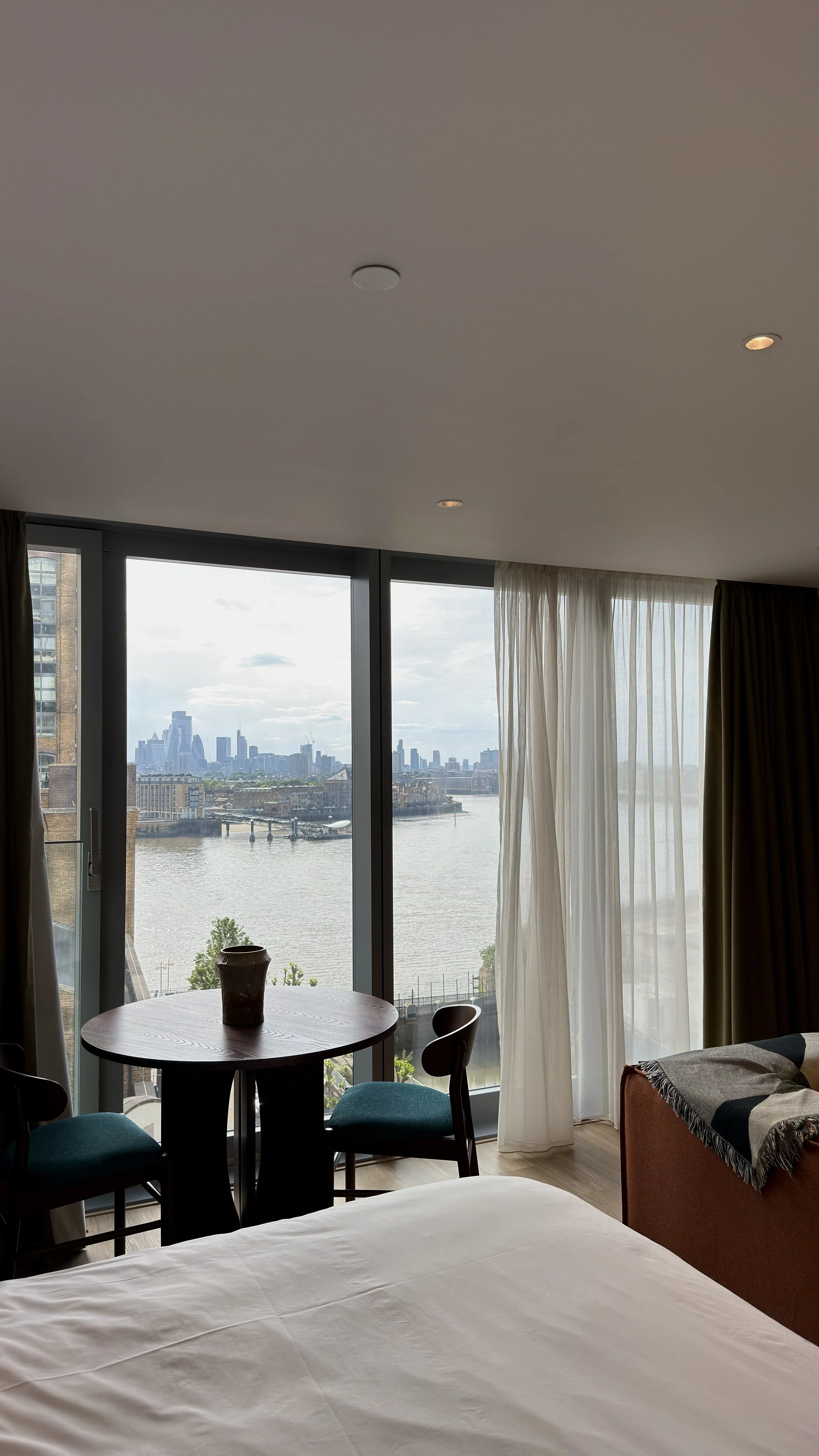 Modern studio apartment overlooking the River Thames and London’s skyline
