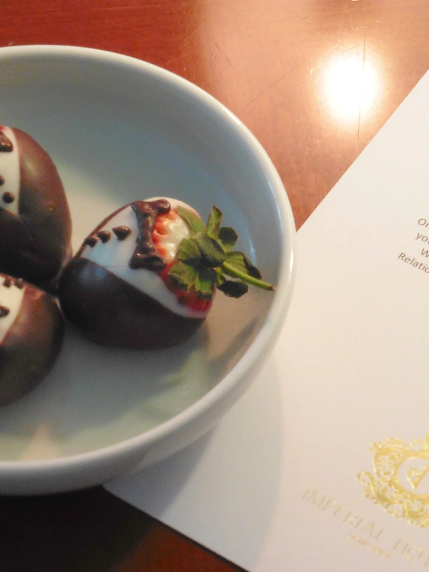 Welcome amenities with chocolate-covered strawberries and a personalized guest letter